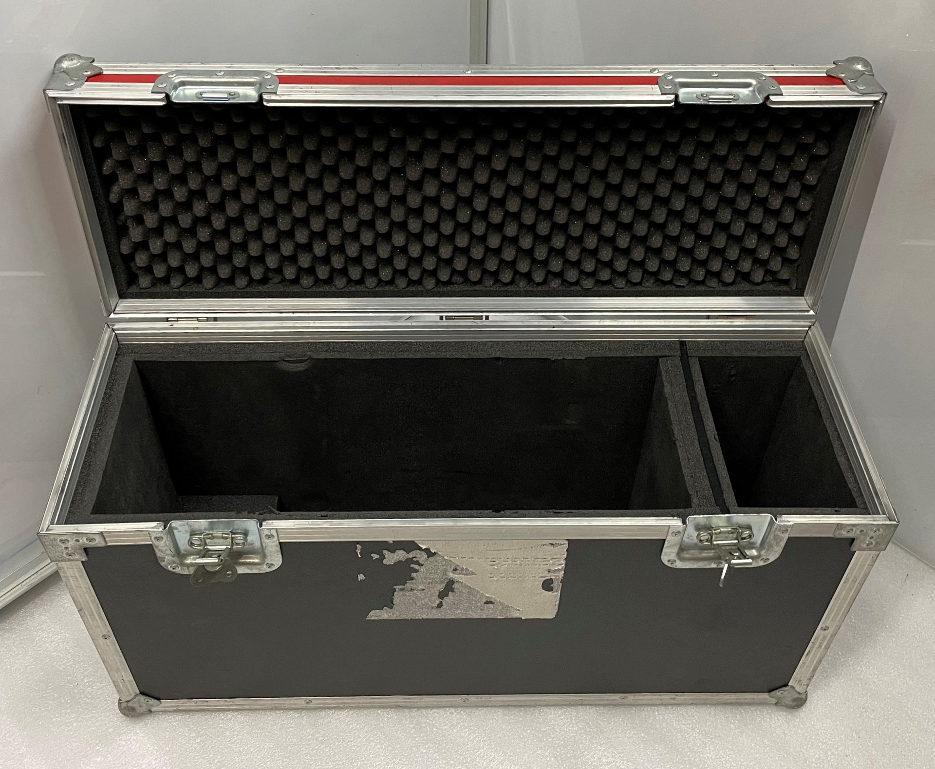 A Flight Case, 71cm w x 26cm dp x 40cm h (external), 67cm w x 21.5cm dp x 35cm h (internal without - Image 2 of 2