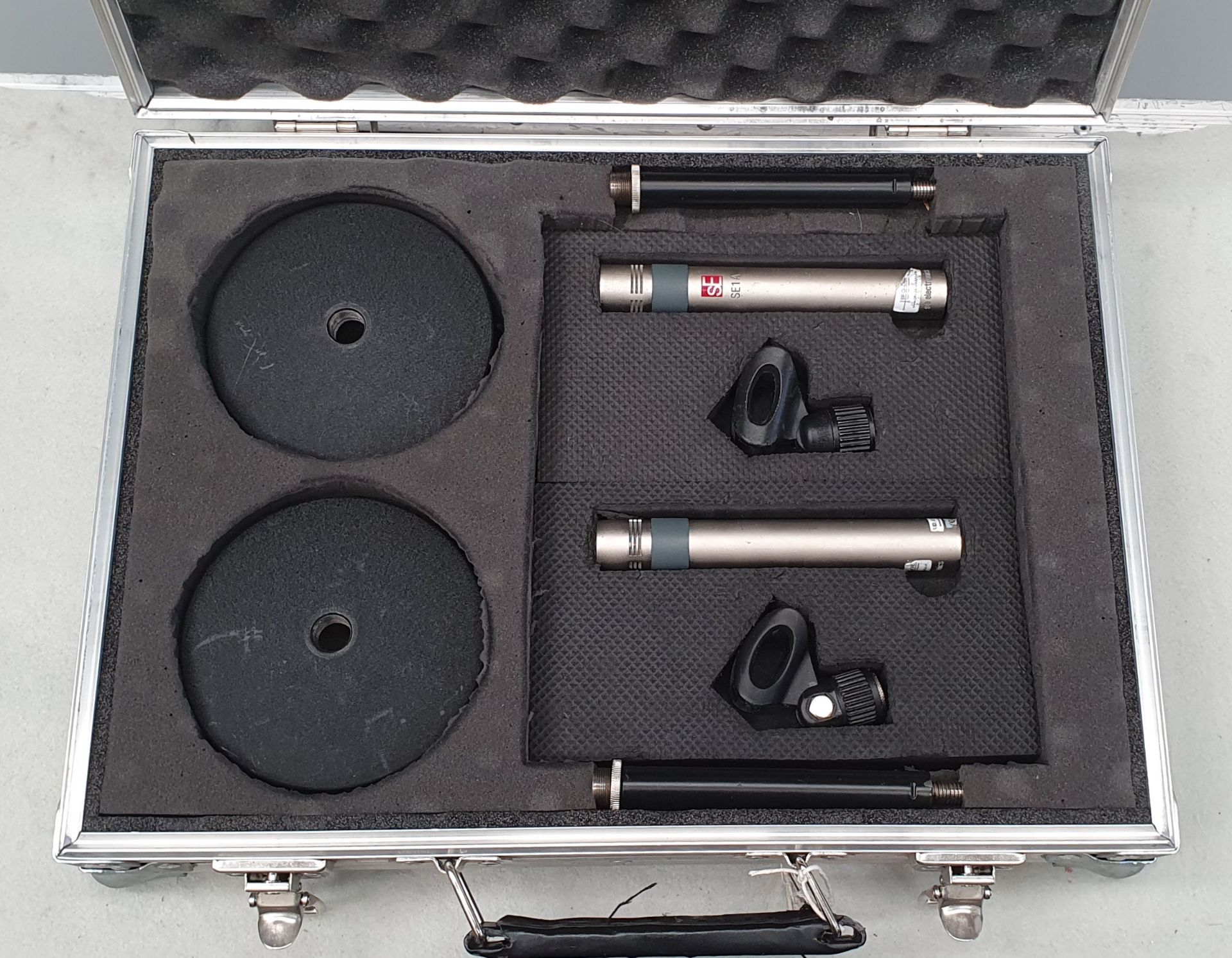 2 SE Electronics SE1a Condenser Microphones with 2 round desktop base stands and flight case. - Image 2 of 2