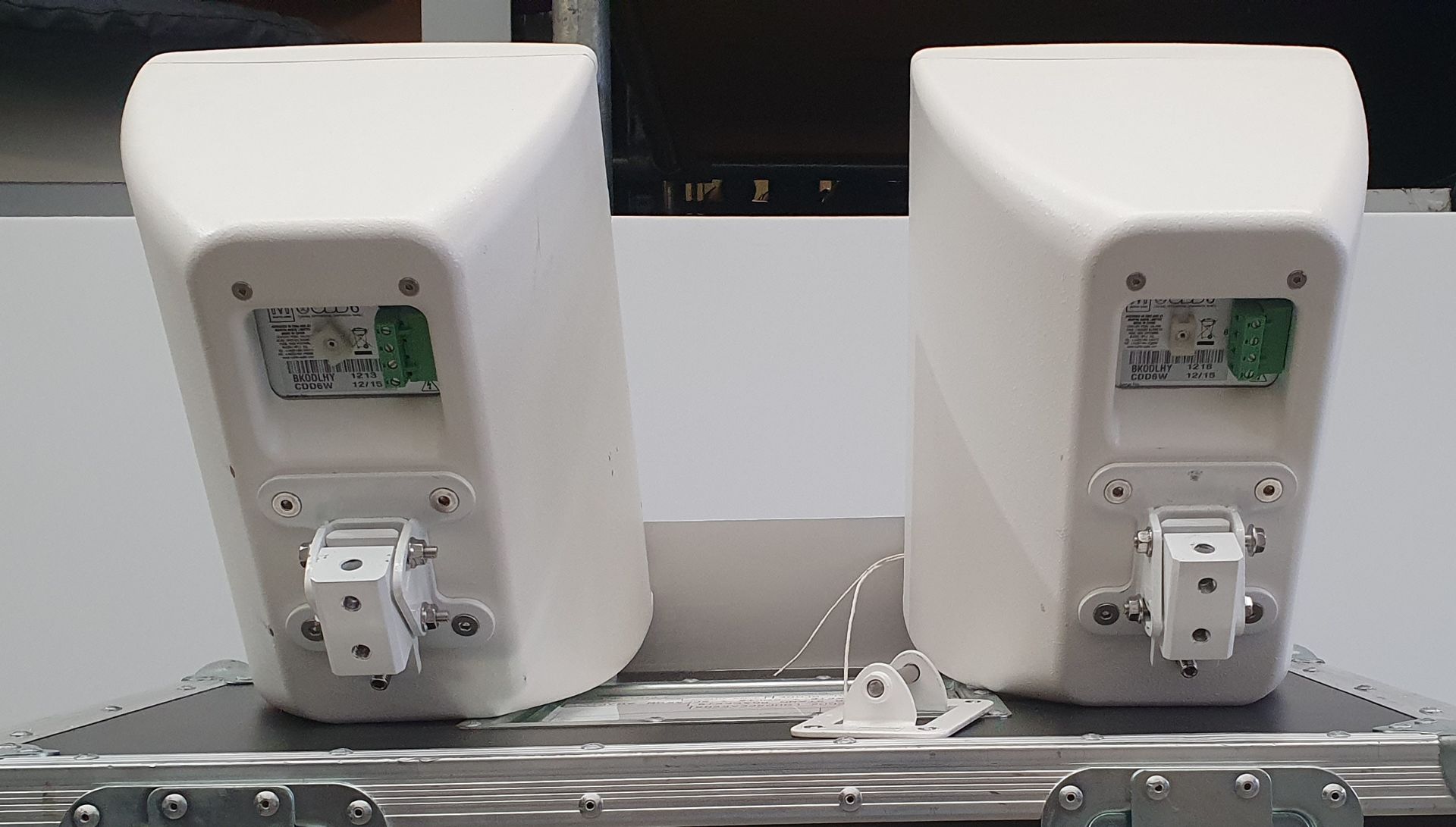 A pair of Martin CDD6 White Loudspeakers with Wall Bracket, 2 Terminal Blocks and 5star flight case, - Image 3 of 4