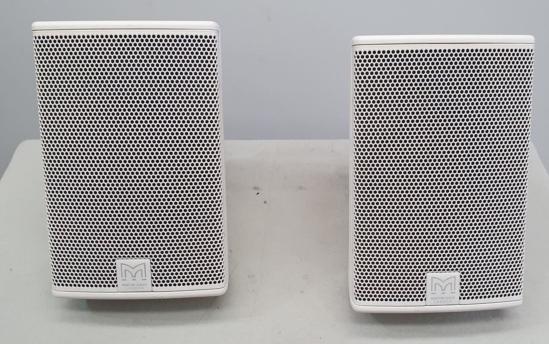 A pair of Martin CDD6 White Loudspeakers.