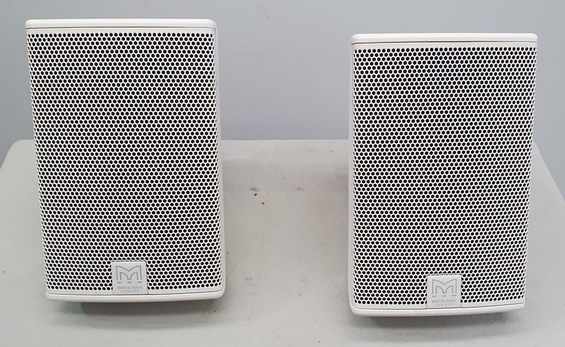 A pair of Martin CDD6 White Loudspeakers.