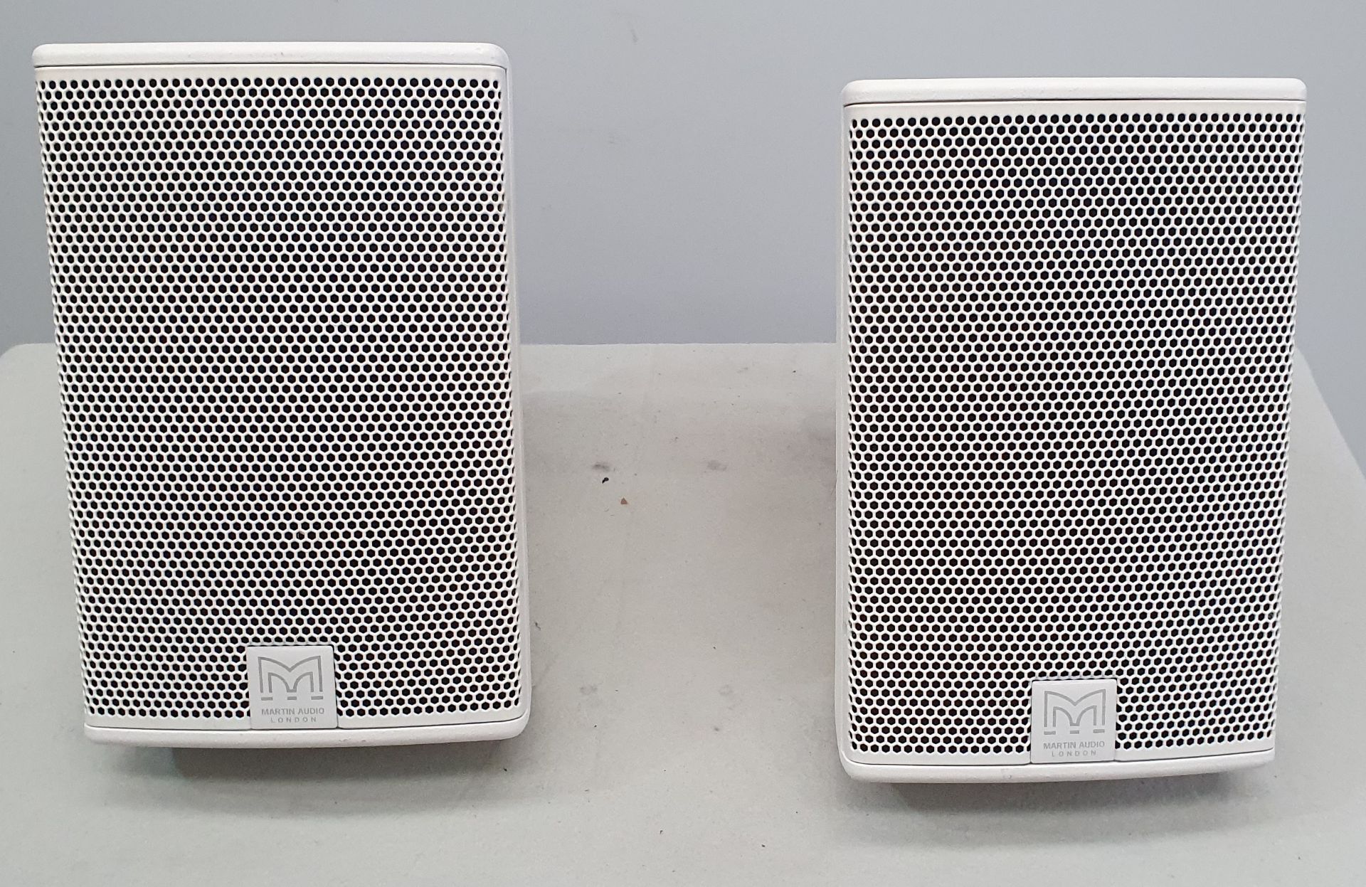 A pair of Martin CDD6 White Loudspeakers.