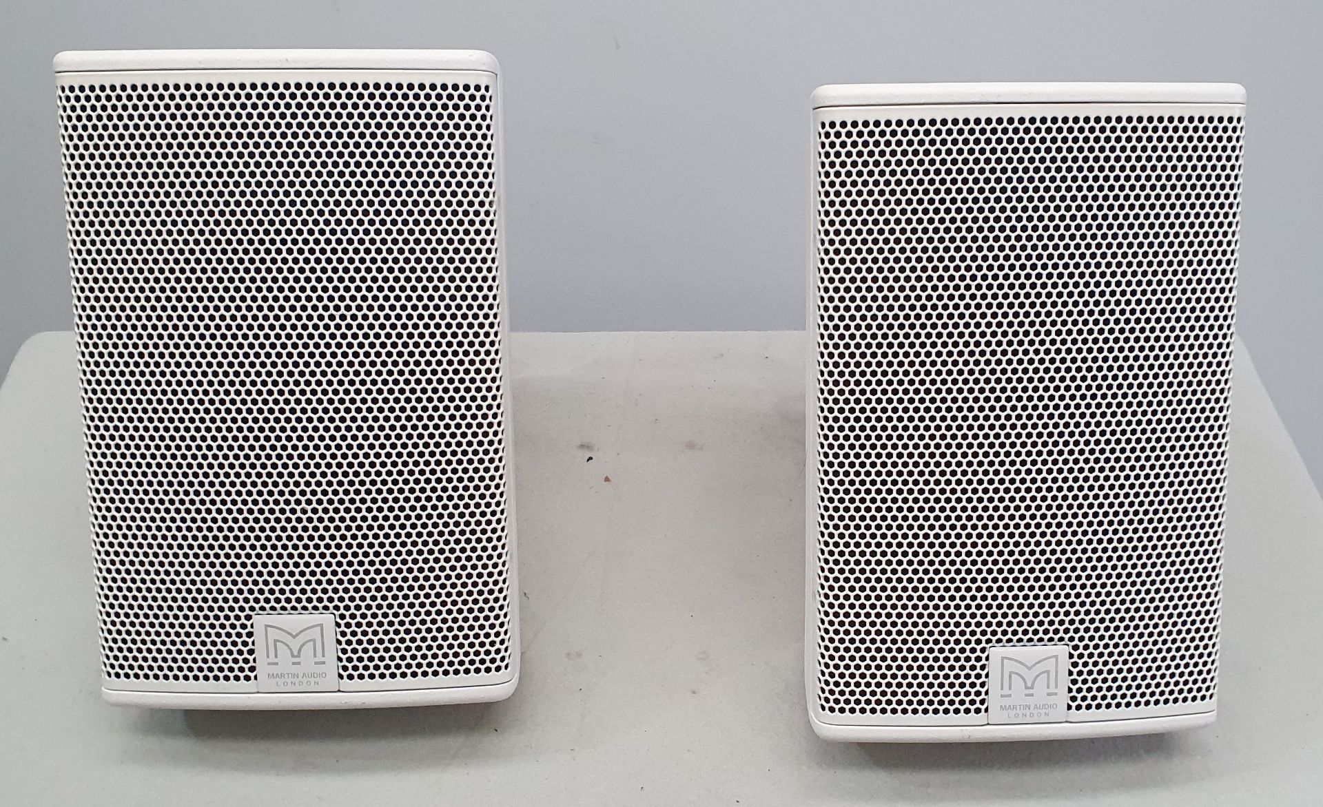 A pair of Martin CDD6 White Loudspeakers.