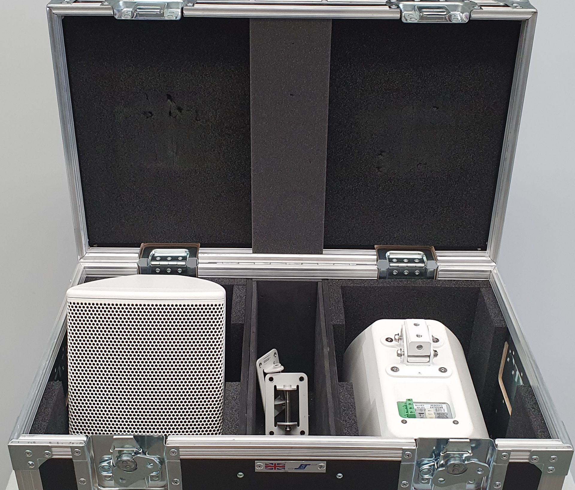 A pair of Martin CDD6 White Loudspeakers with Wall Bracket, 2 Terminal Blocks and 5star flight case, - Image 4 of 4