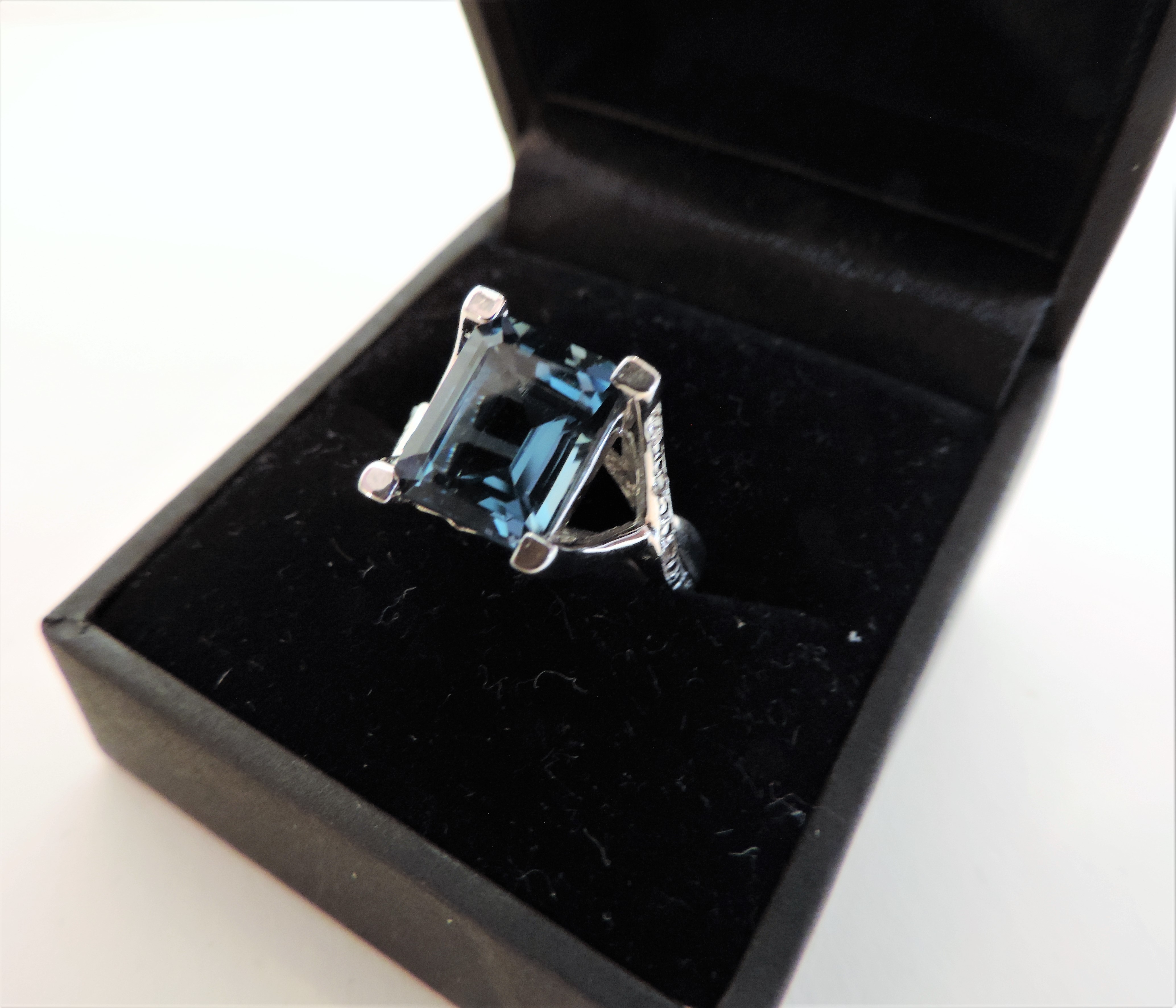 Blue Topaz Emerald Cut Ring 4carat in Sterling Silver - Image 2 of 4