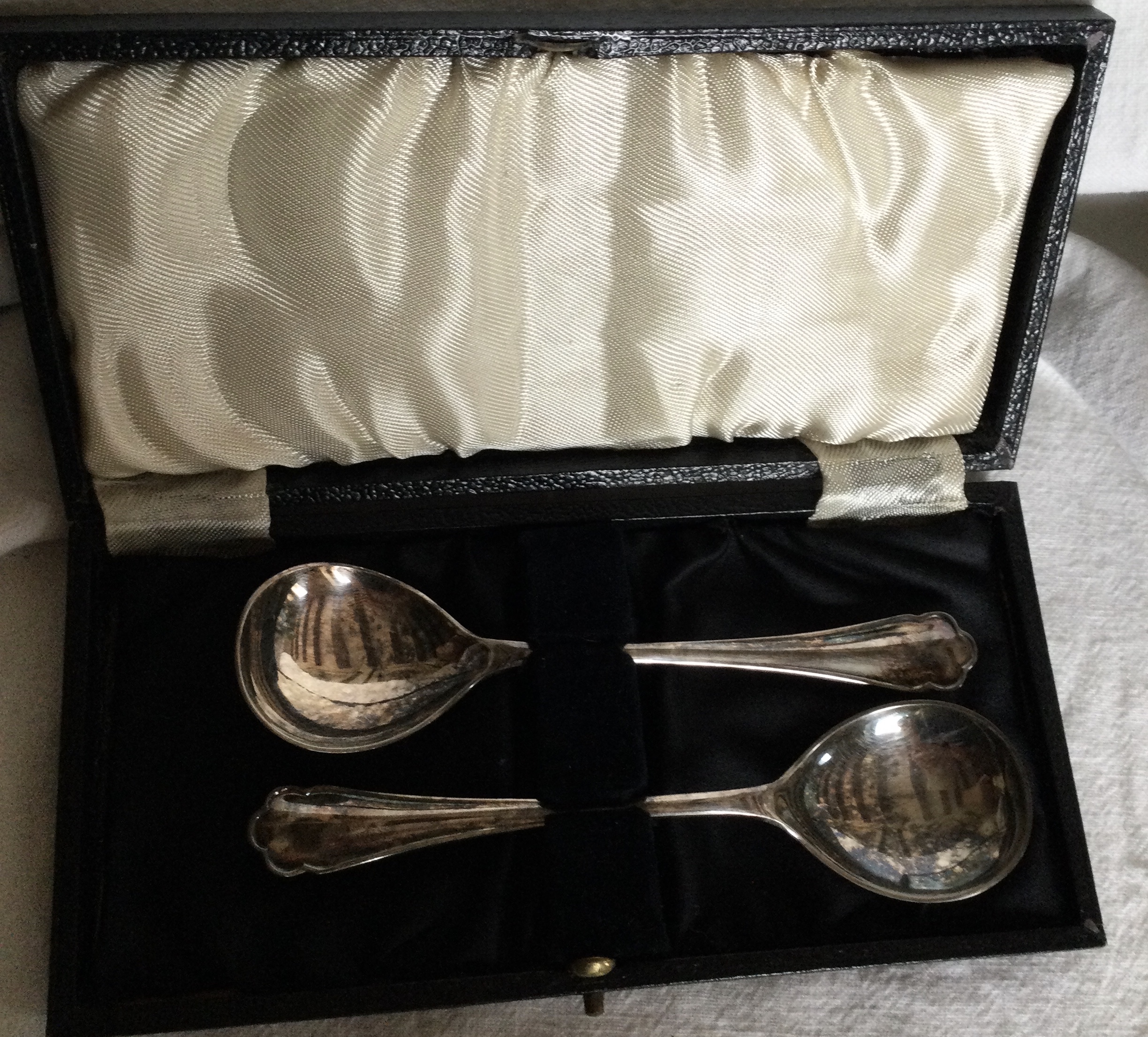 Silver spoons in case - Image 4 of 7