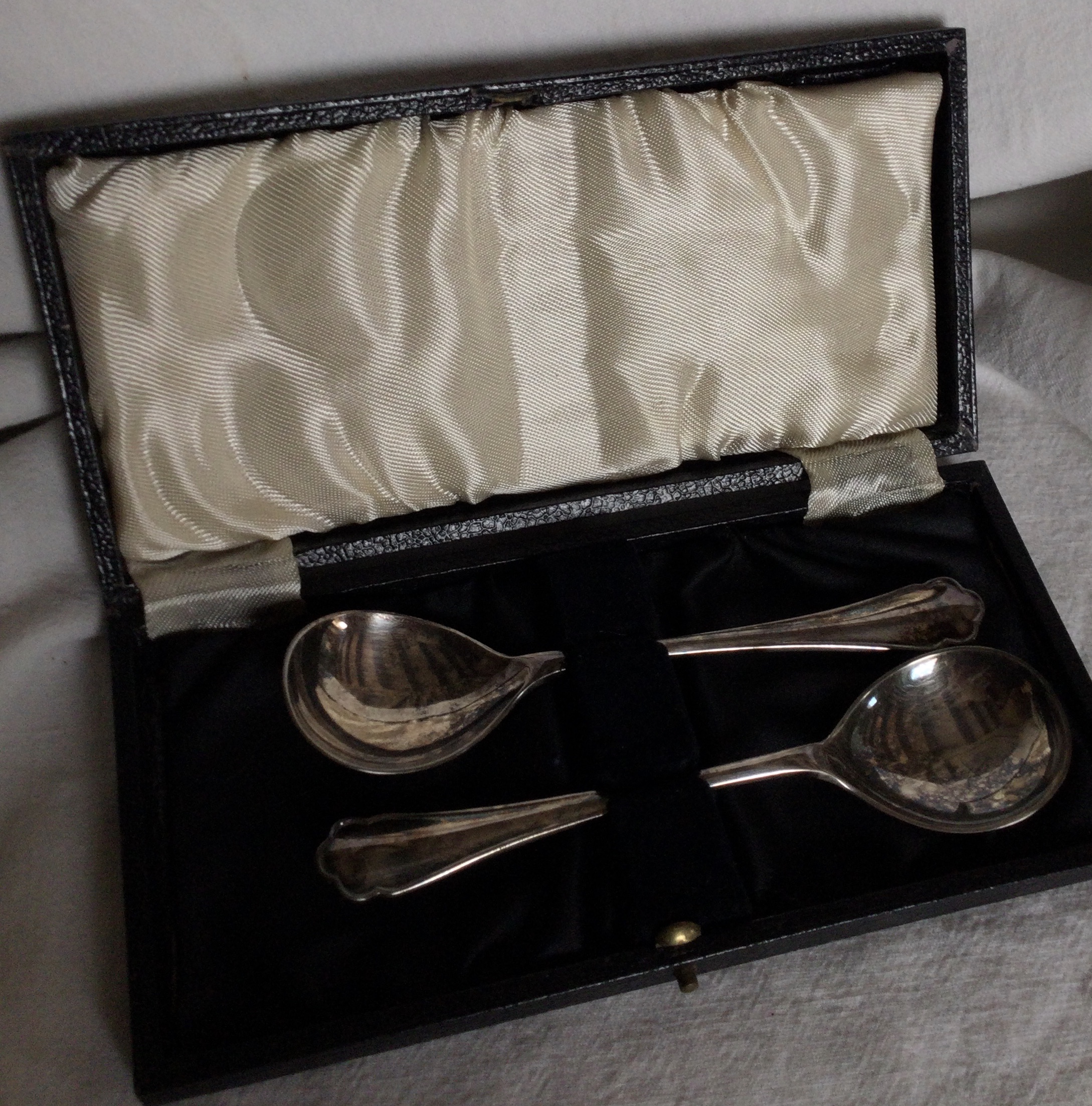 Silver spoons in case - Image 2 of 7