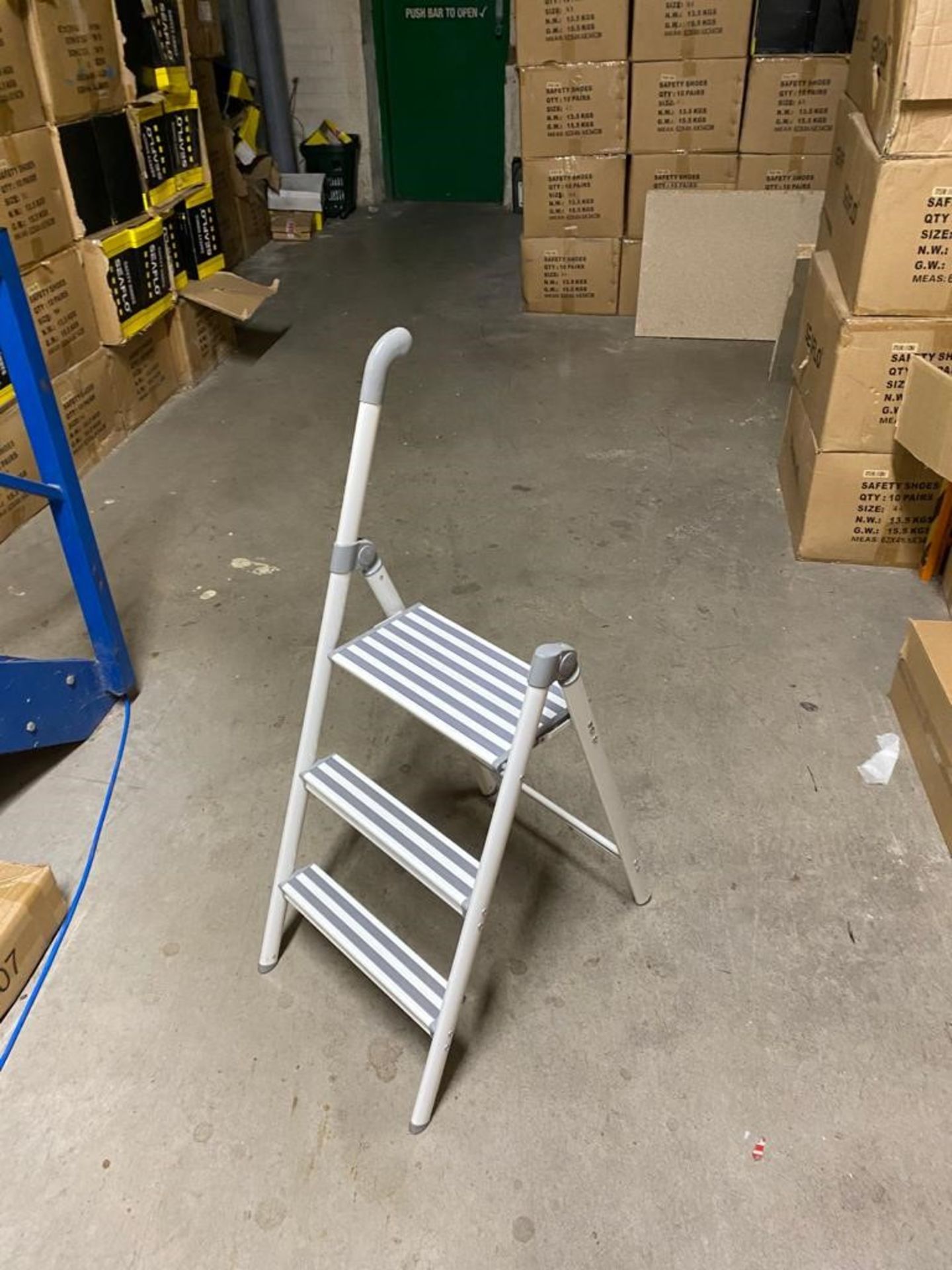 15 x three step aluminium folding ladder with support handle (white) (zzd3rh)