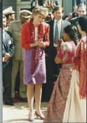 ROYALTY ORIGINAL PRESS PHOTO OF PRINCESS DIANA & STAFF MEETING PEOPLE IN INDIA 1992 Fine colour pr