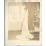 SIGNED PHOTOGRAPH OF ELEANOR ROOSEVELT FIRST LADY OF USA HARRIS & EWIN 1939 Fine large photograph