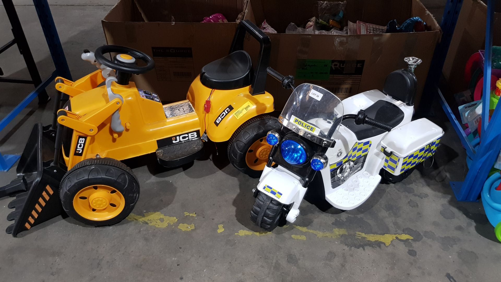 2 Items Ð 1 X JCB 6V Digger & 1 x 6V Police Trike