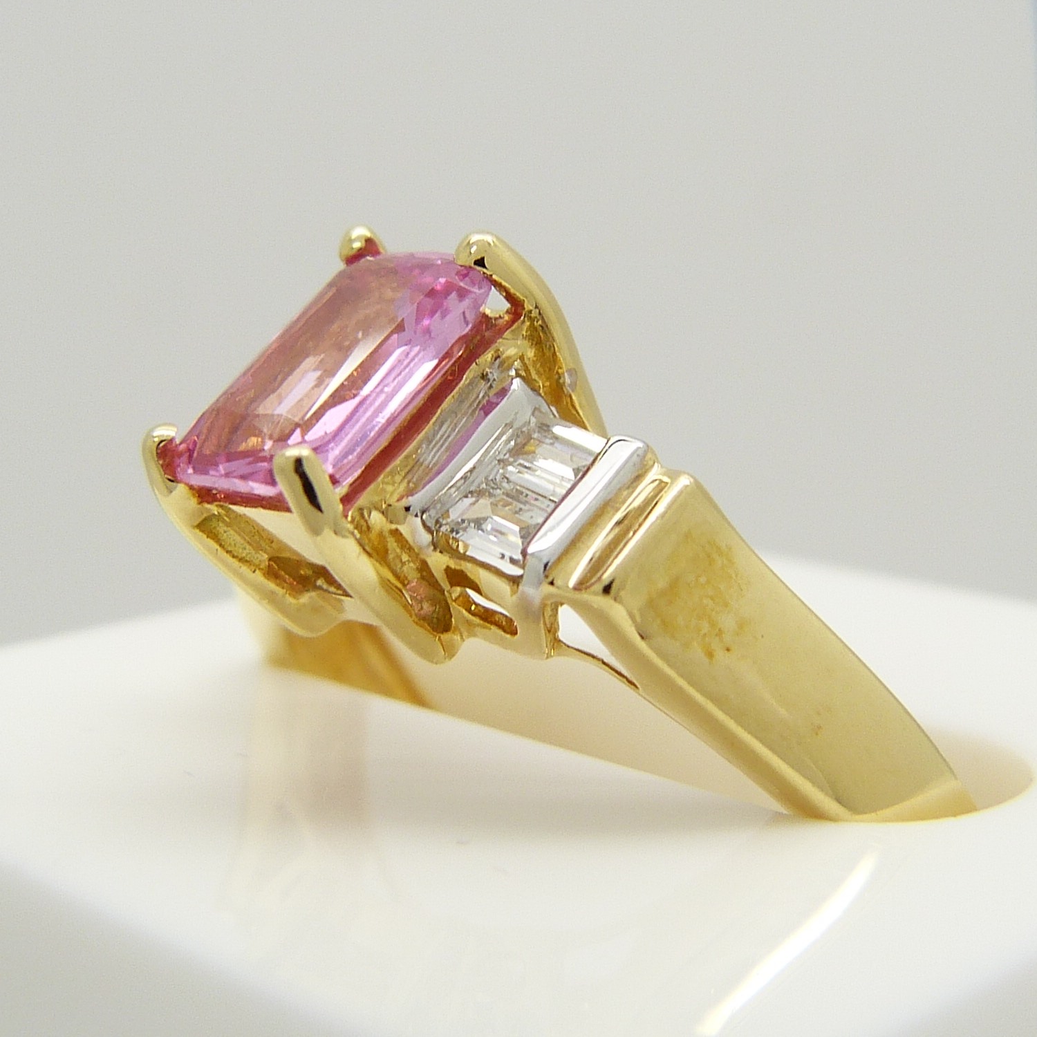 18ct yellow gold 1.00 carat pink sapphire and baguette diamond ring. - Image 5 of 6