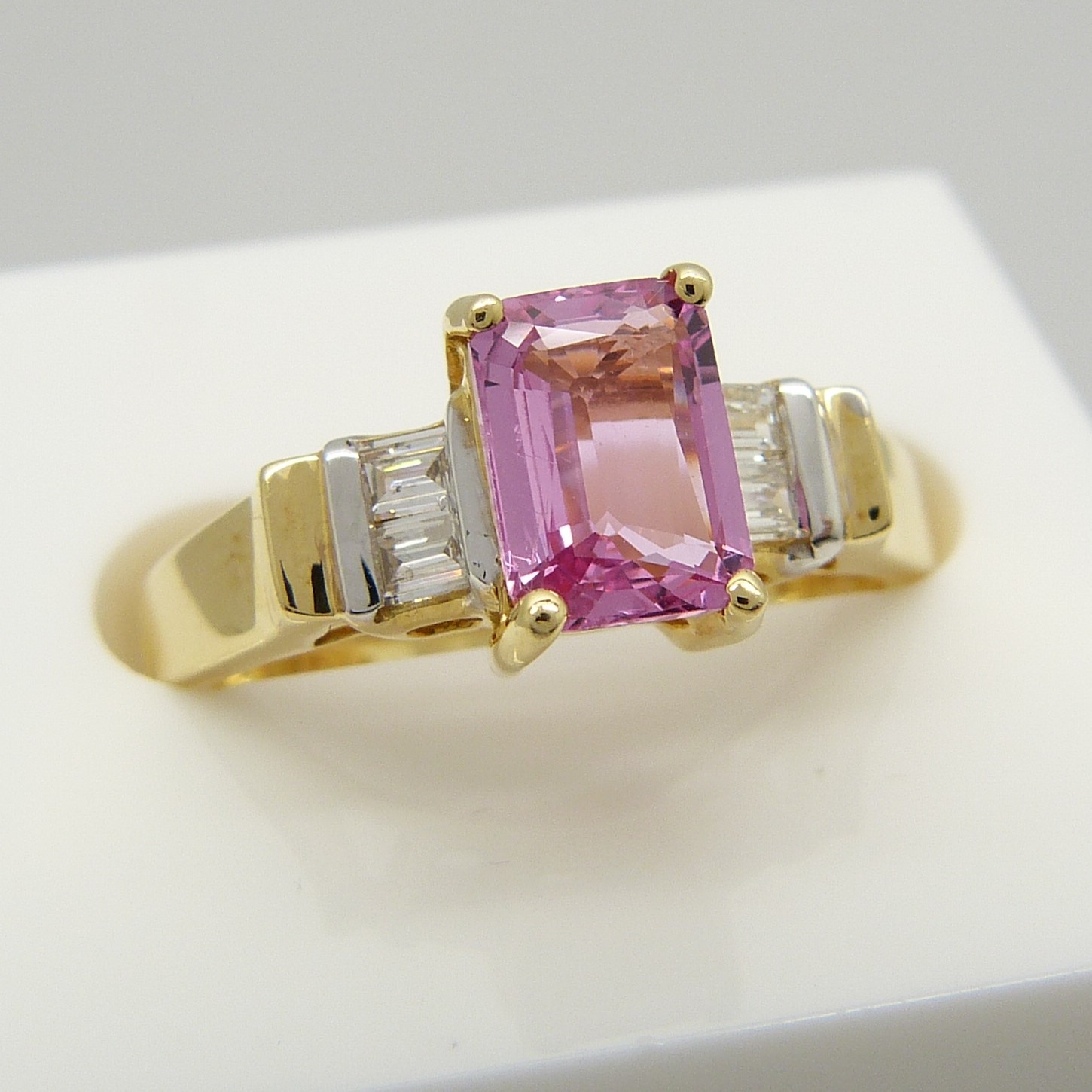 18ct yellow gold 1.00 carat pink sapphire and baguette diamond ring. - Image 4 of 6