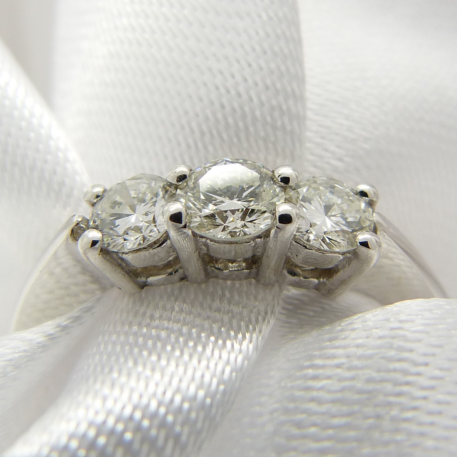 Graduated 0.51 carat diamond trilogy ring, 18ct white gold. - Image 2 of 5