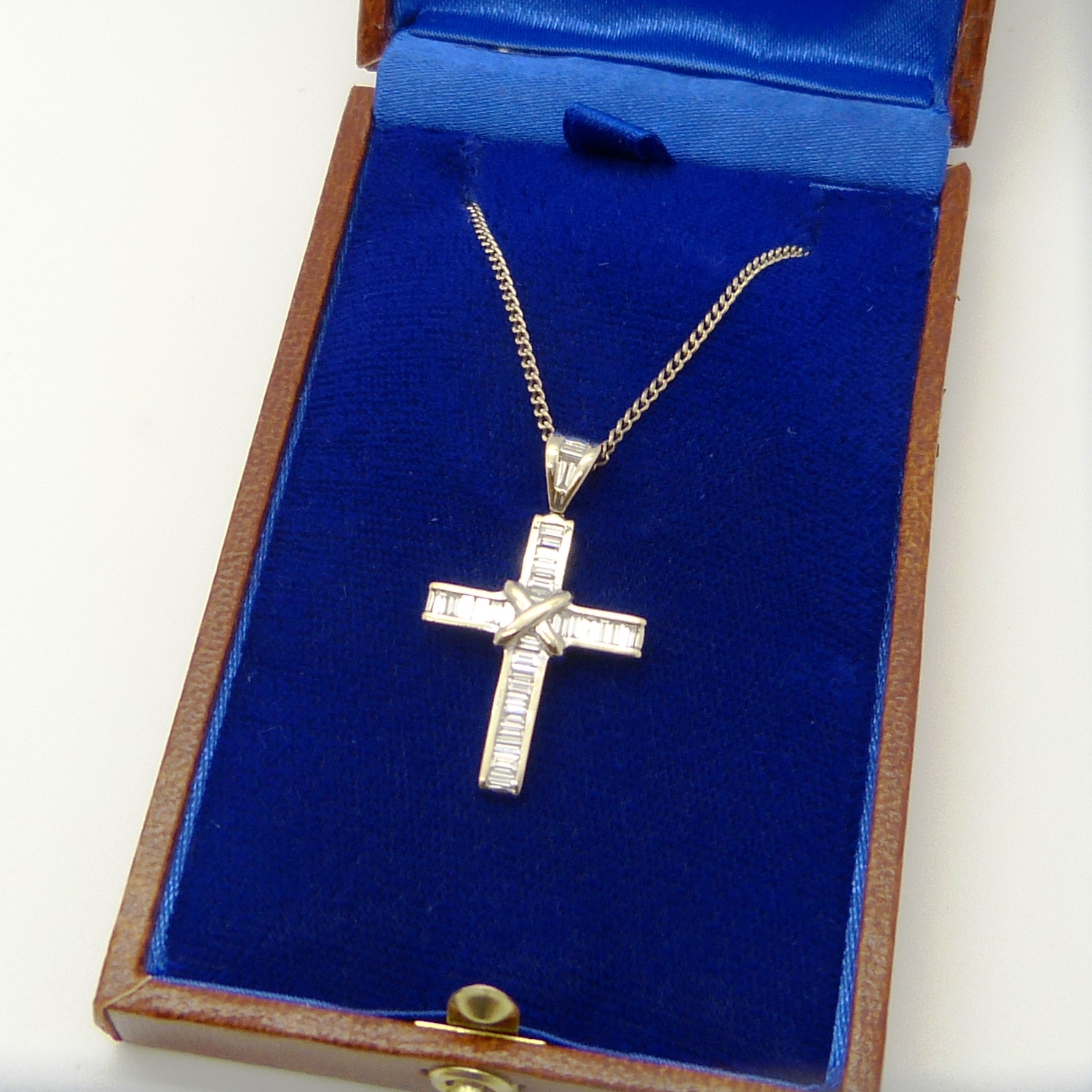 1.00 carat classic-style Mappin & Webb diamond cross and chain, boxed. - Image 4 of 6
