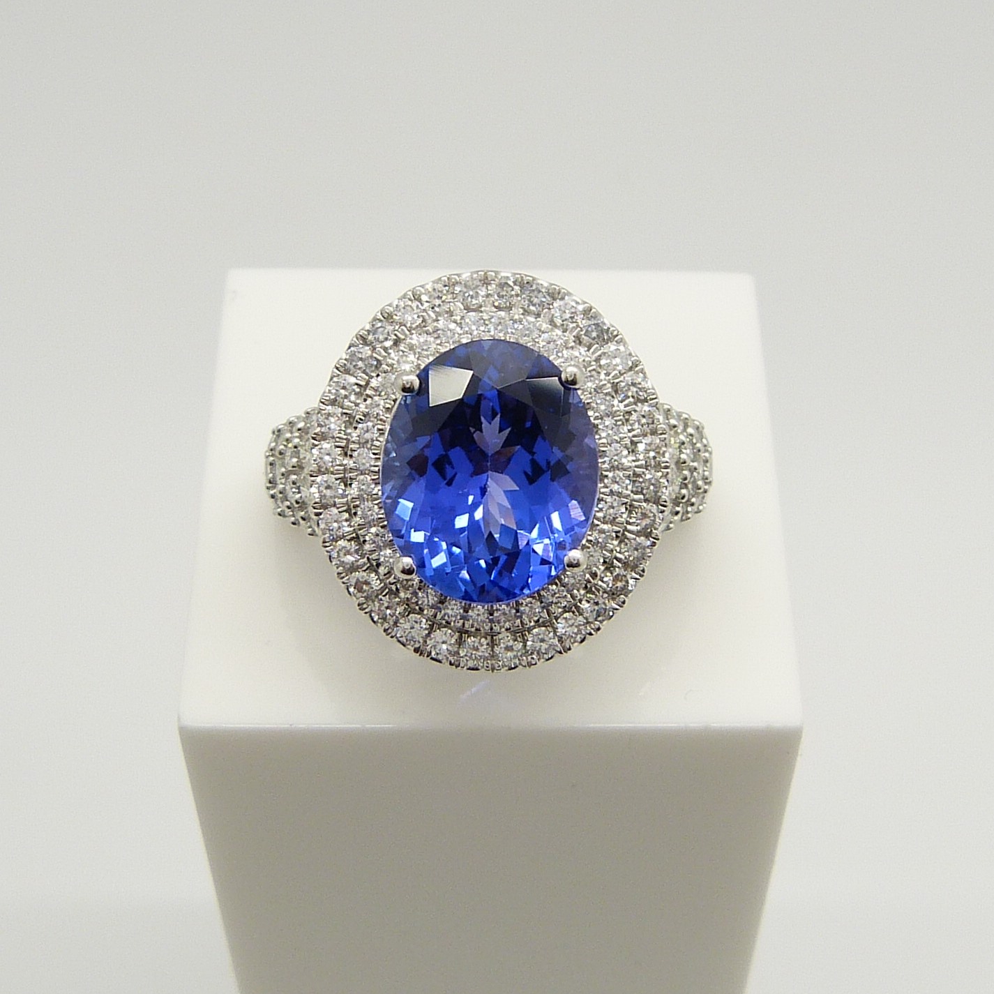 Stunning, excellent quality AAA tanzanite and diamond cluster ring in 18ct white gold, boxed. - Image 4 of 5