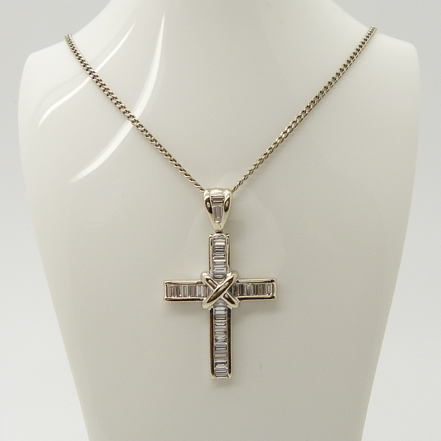 1.00 carat classic-style Mappin & Webb diamond cross and chain, boxed. - Image 2 of 6