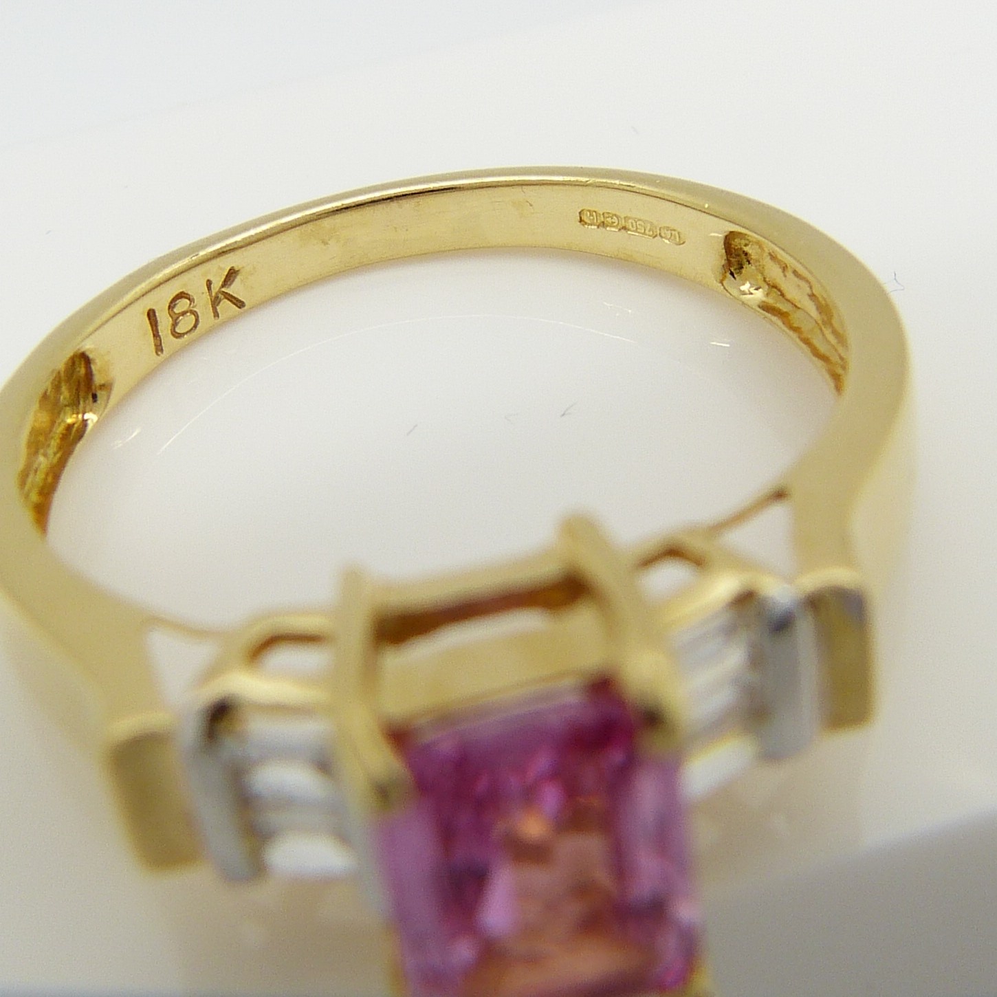 18ct yellow gold 1.00 carat pink sapphire and baguette diamond ring. - Image 6 of 6