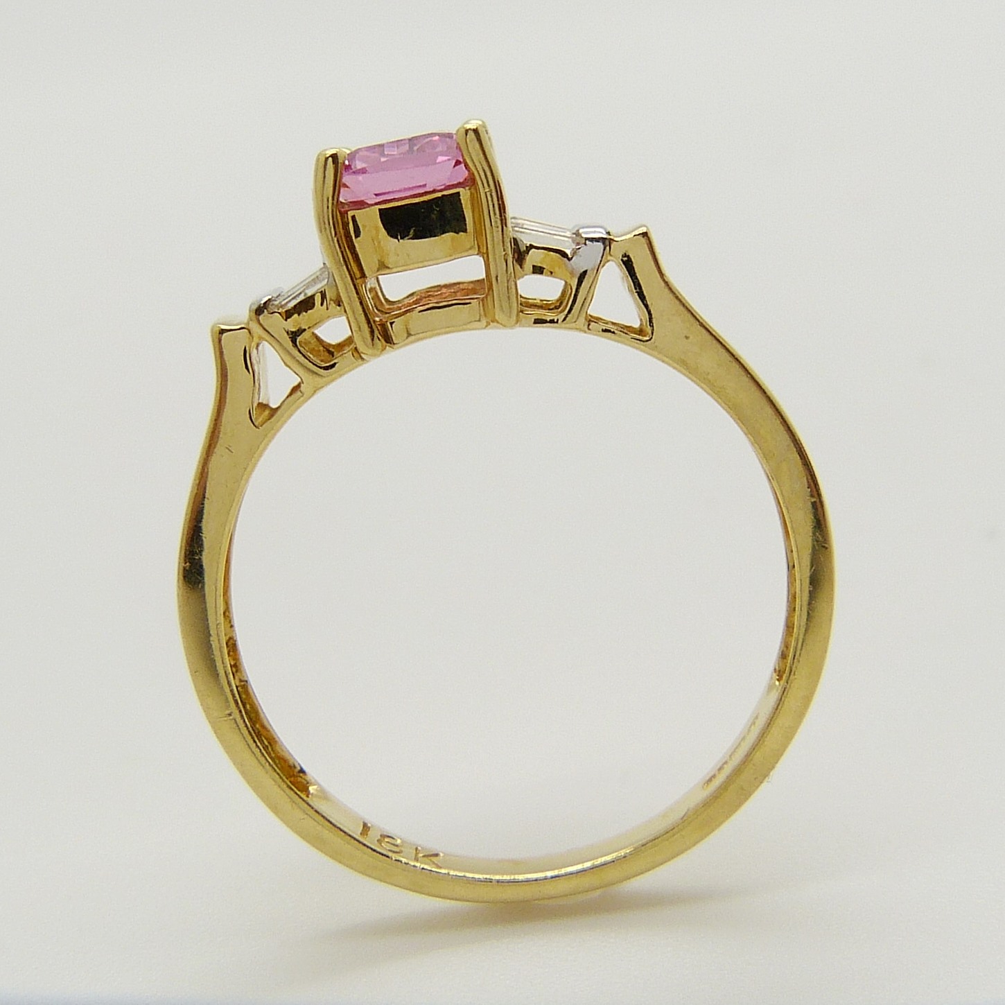 18ct yellow gold 1.00 carat pink sapphire and baguette diamond ring. - Image 3 of 6