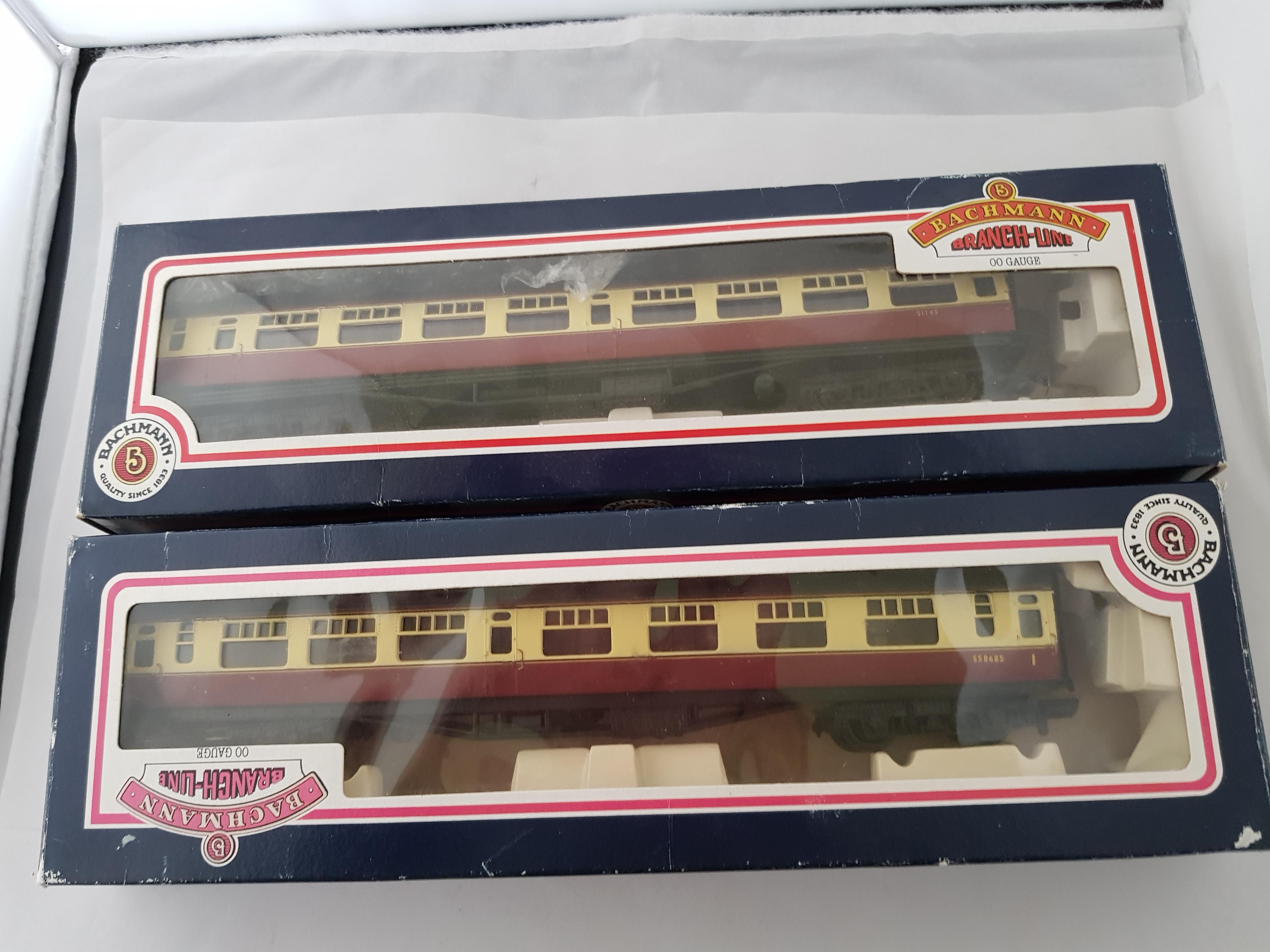 Bachmann 63' Bullied Corridor Train Carriages x2