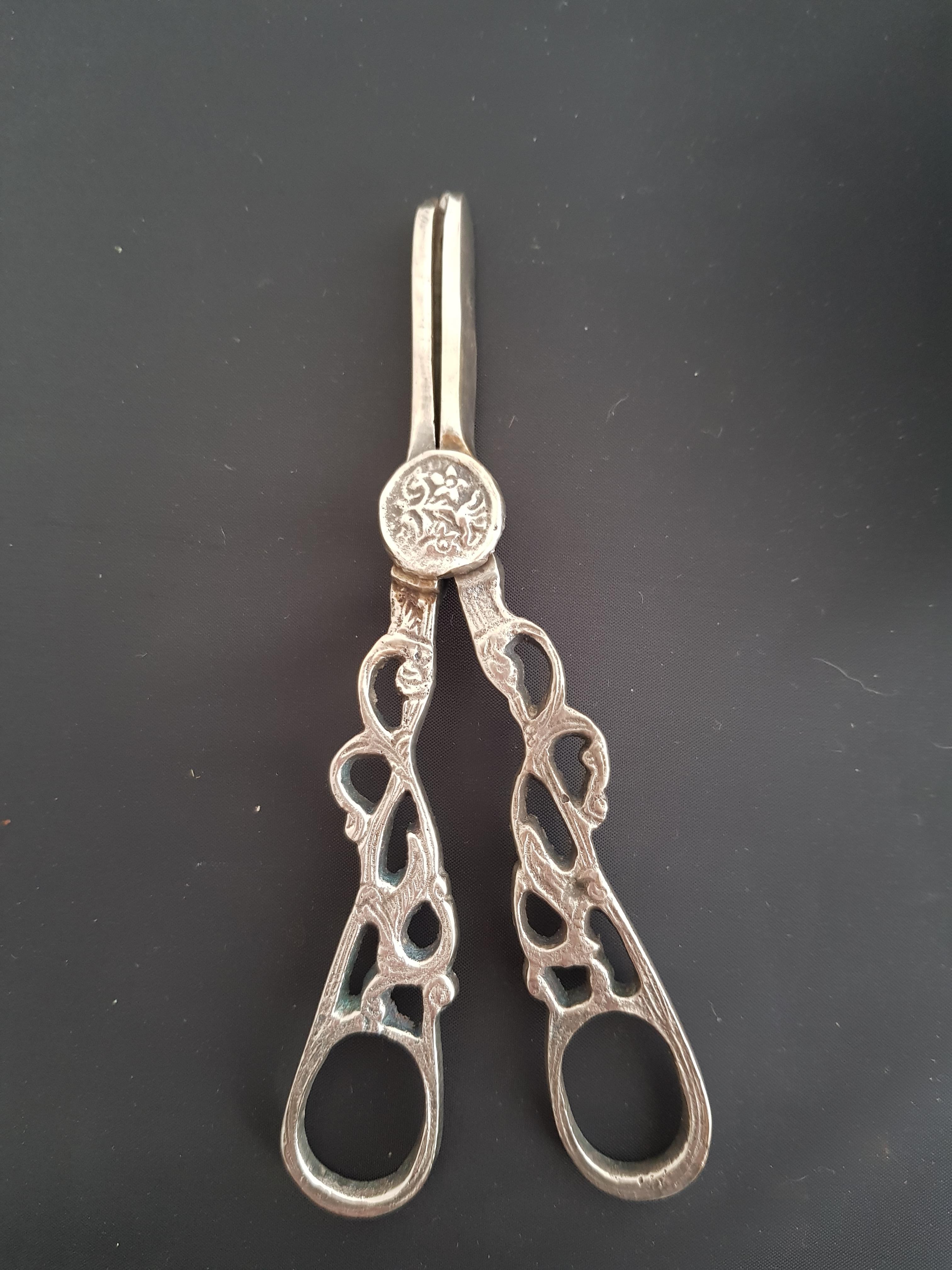 Vintage Grape scissors, sugar tongs, BonBon dish and other - Image 3 of 5