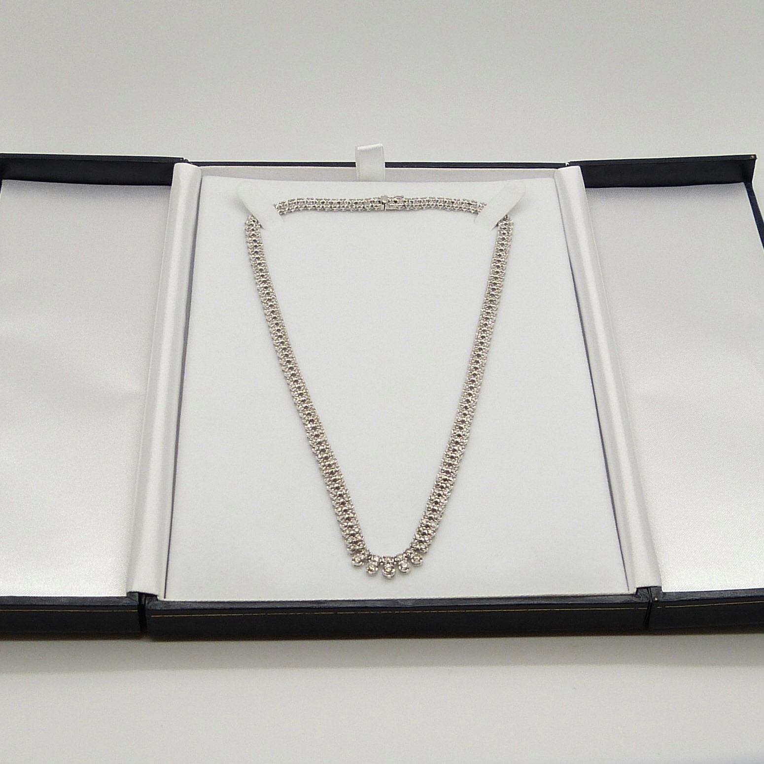 A superb, weighty 5.08 carat diamond Riviere double droplet-style necklace in platinum, boxed - Image 6 of 11