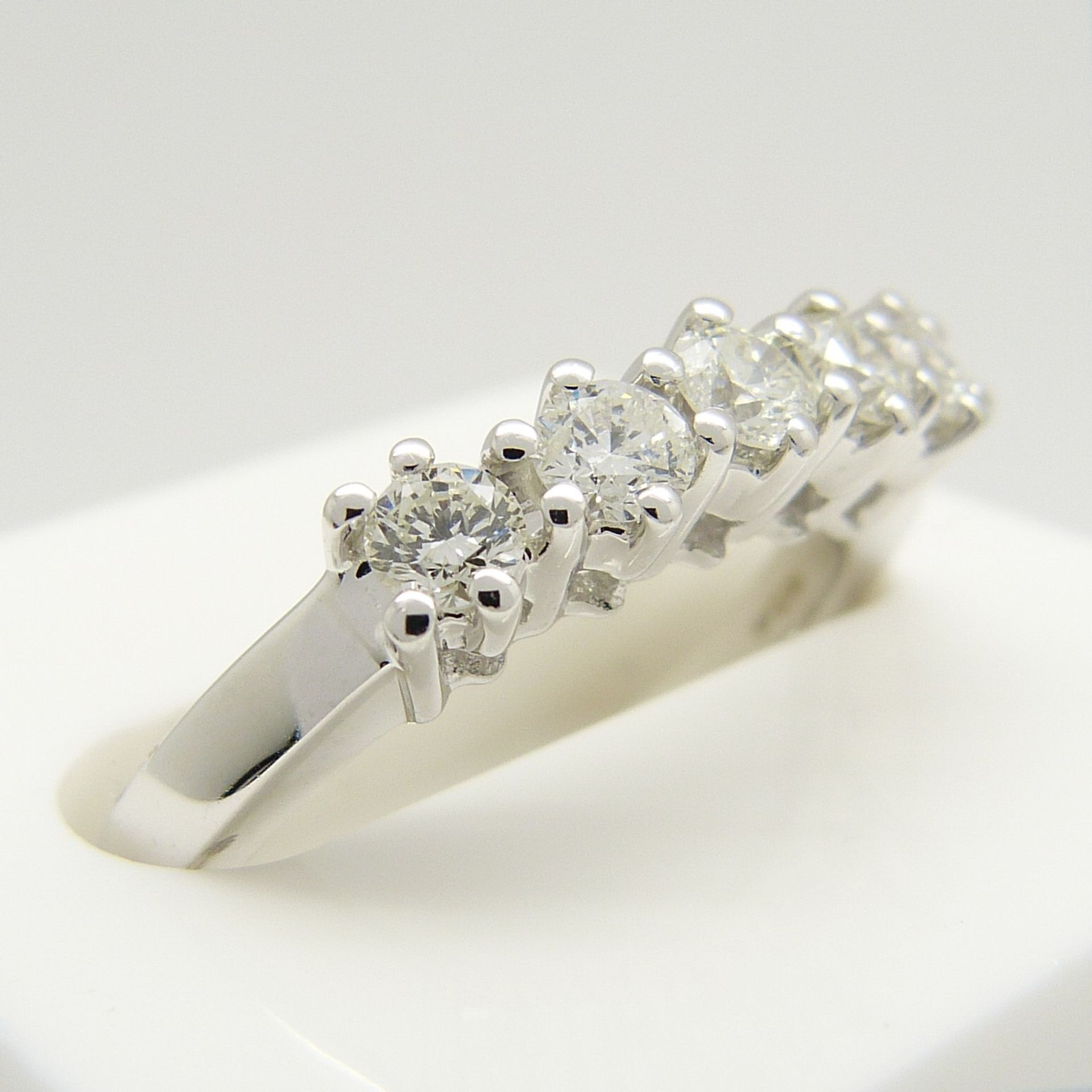 An 18ct white gold 0.50 carat 5-stone diamond ring - Image 5 of 6