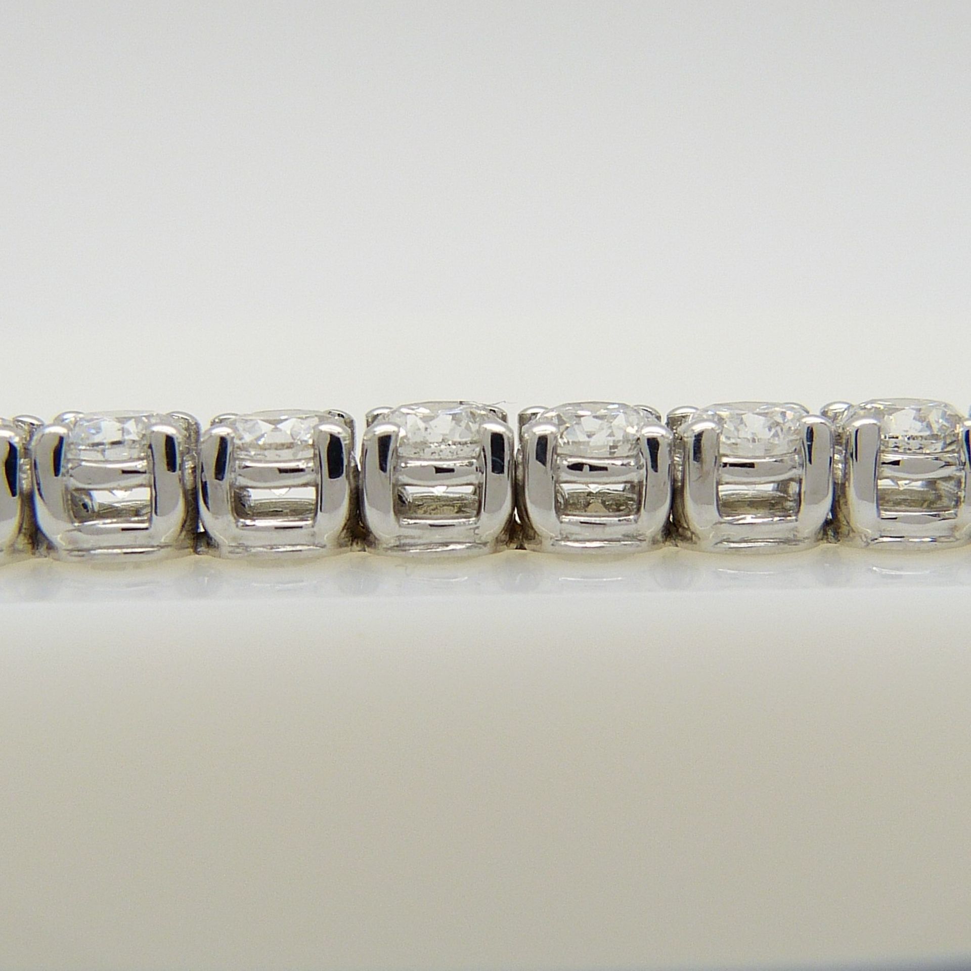 A stunning 7.25 carat diamond line bracelet in 18ct white gold, boxed - Image 6 of 9