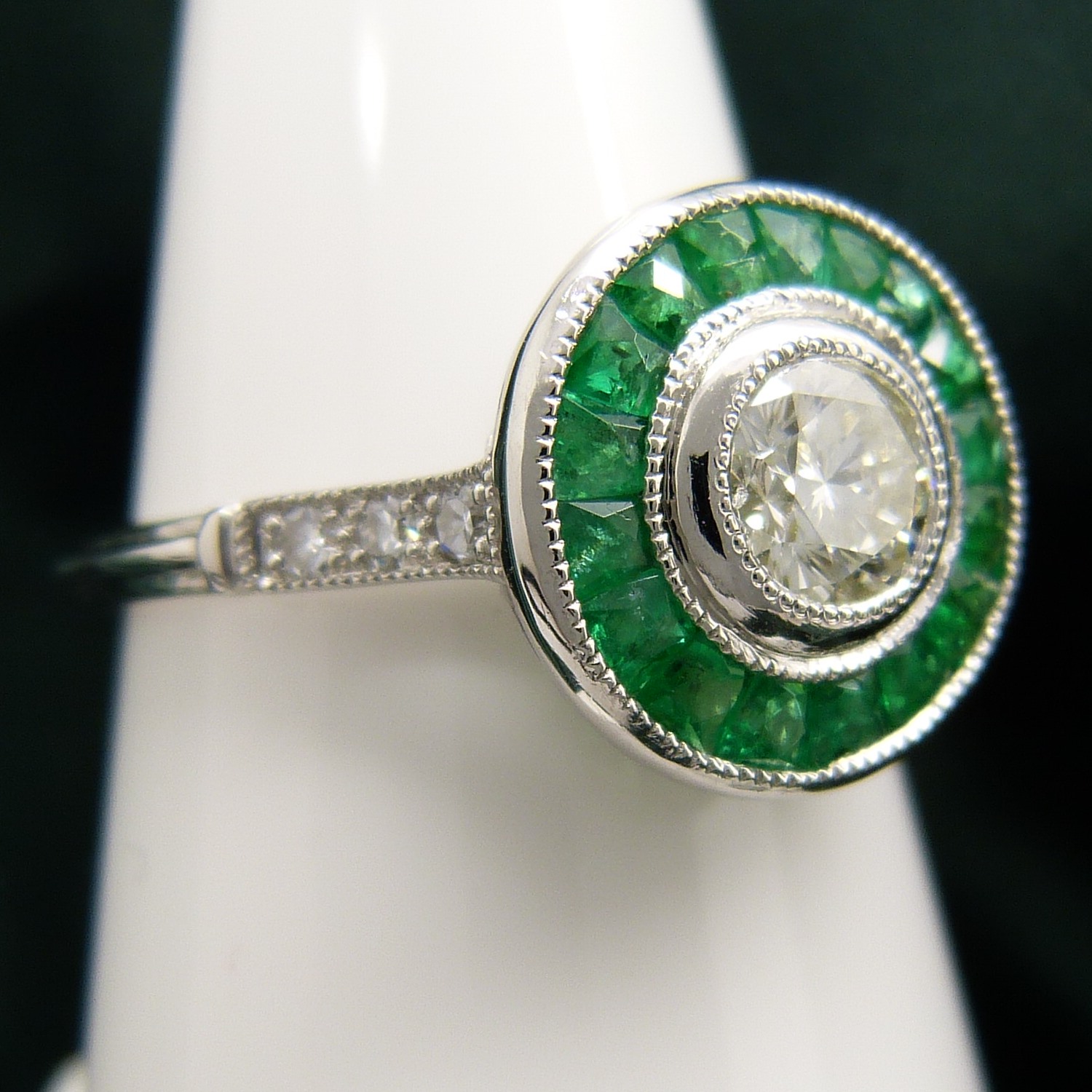 A target-style ring set with round brilliant-cut diamonds and emeralds, platinum - Image 5 of 6