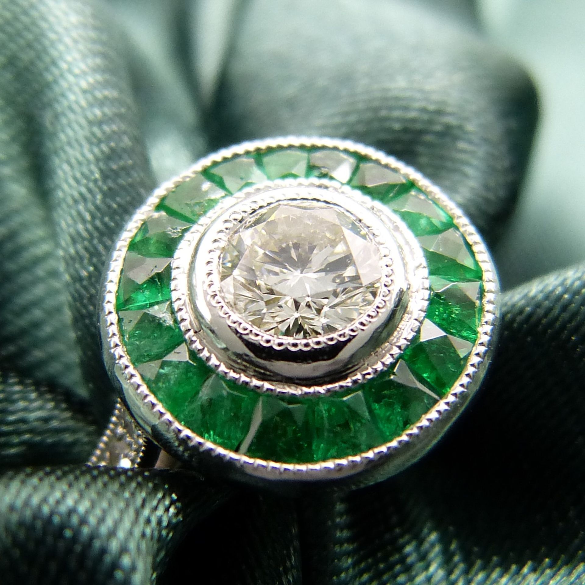 A target-style ring set with round brilliant-cut diamonds and emeralds, platinum - Image 3 of 6