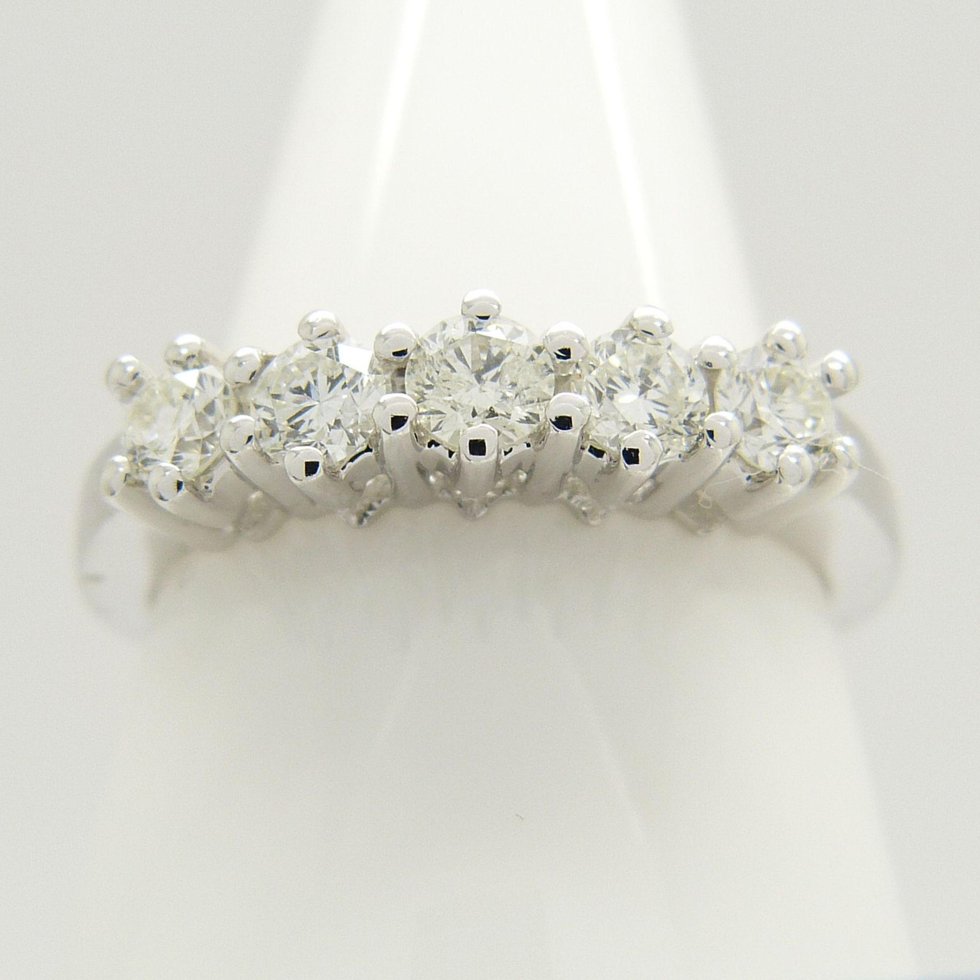 An 18ct white gold 0.50 carat 5-stone diamond ring - Image 3 of 6