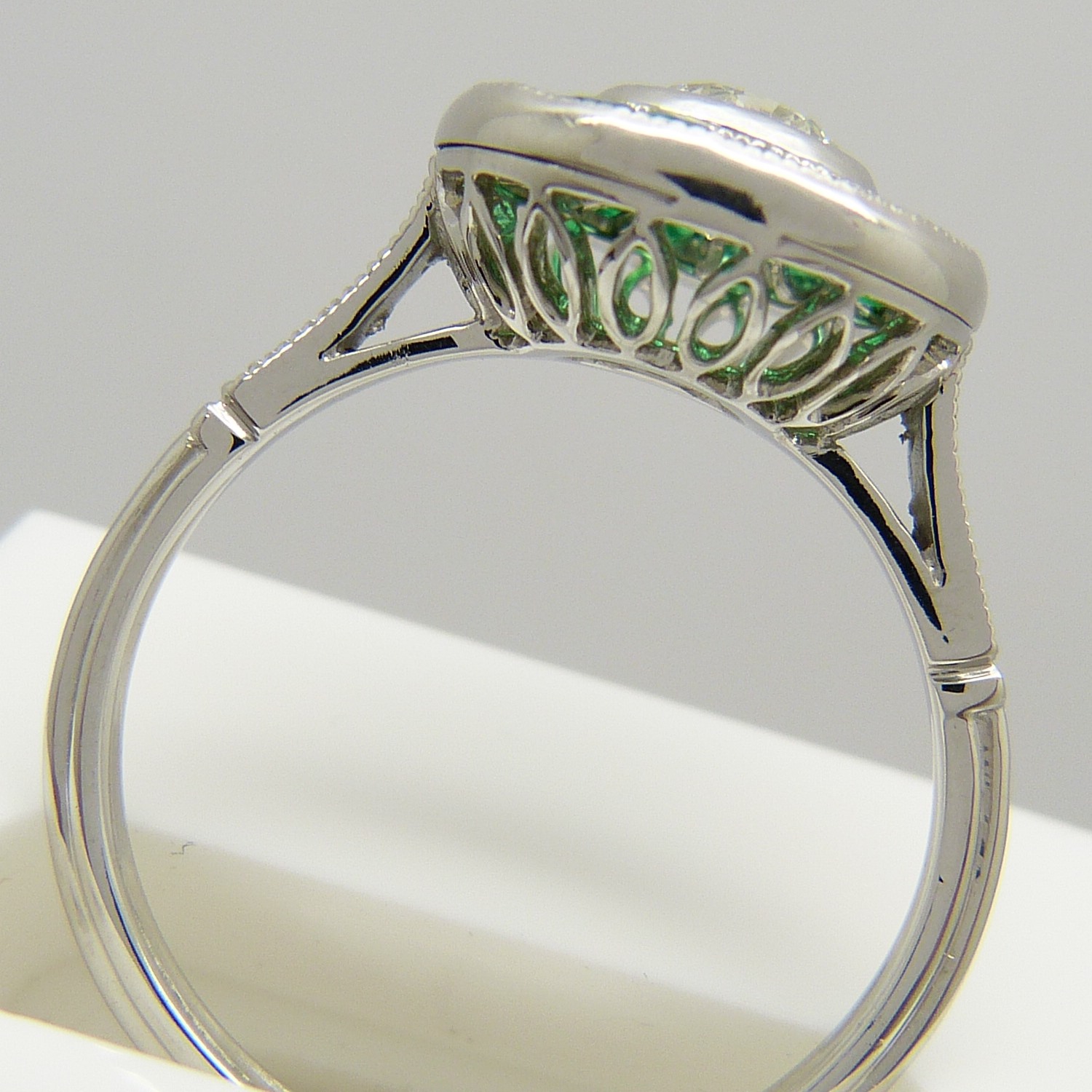 A target-style ring set with round brilliant-cut diamonds and emeralds, platinum - Image 6 of 6