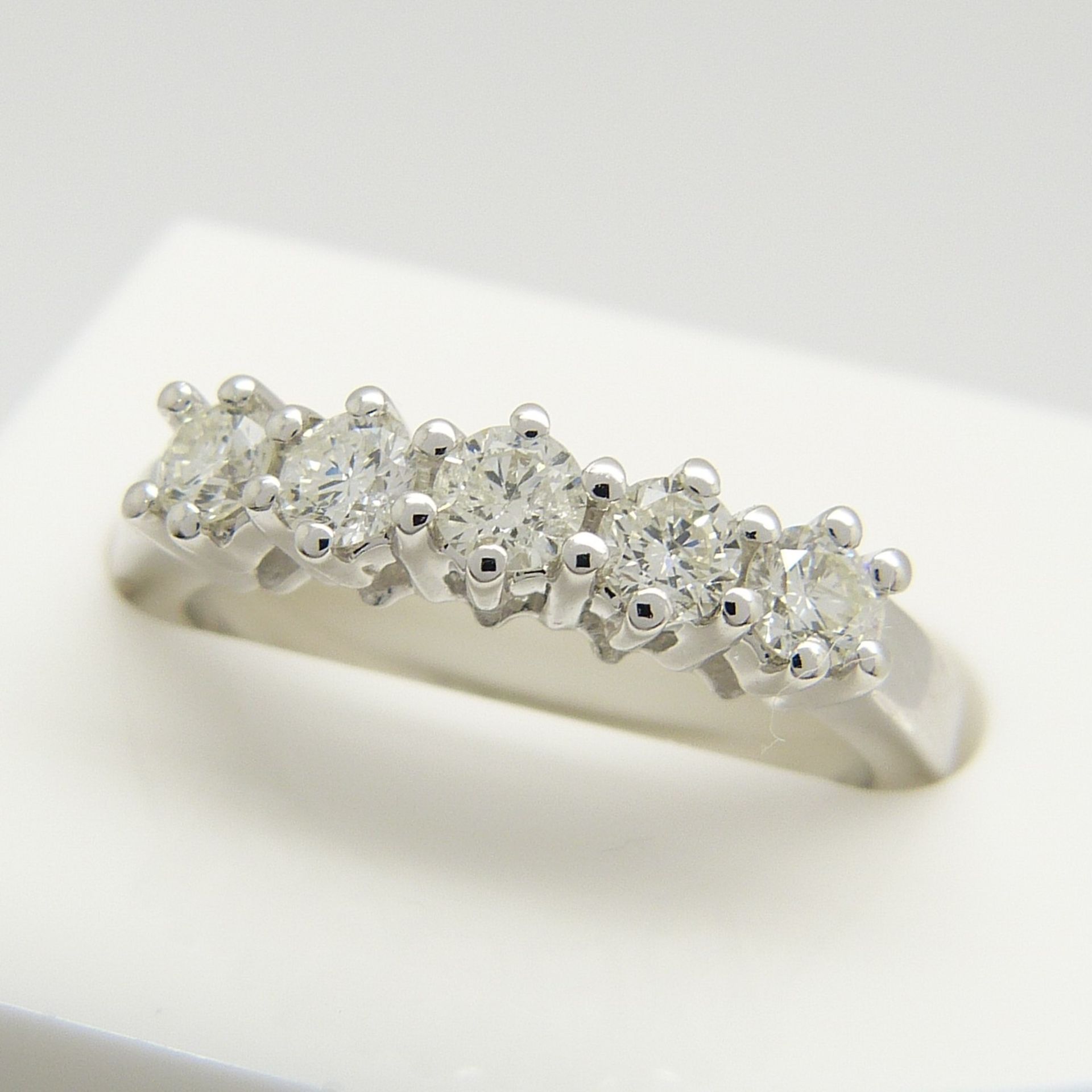 An 18ct white gold 0.50 carat 5-stone diamond ring - Image 4 of 6