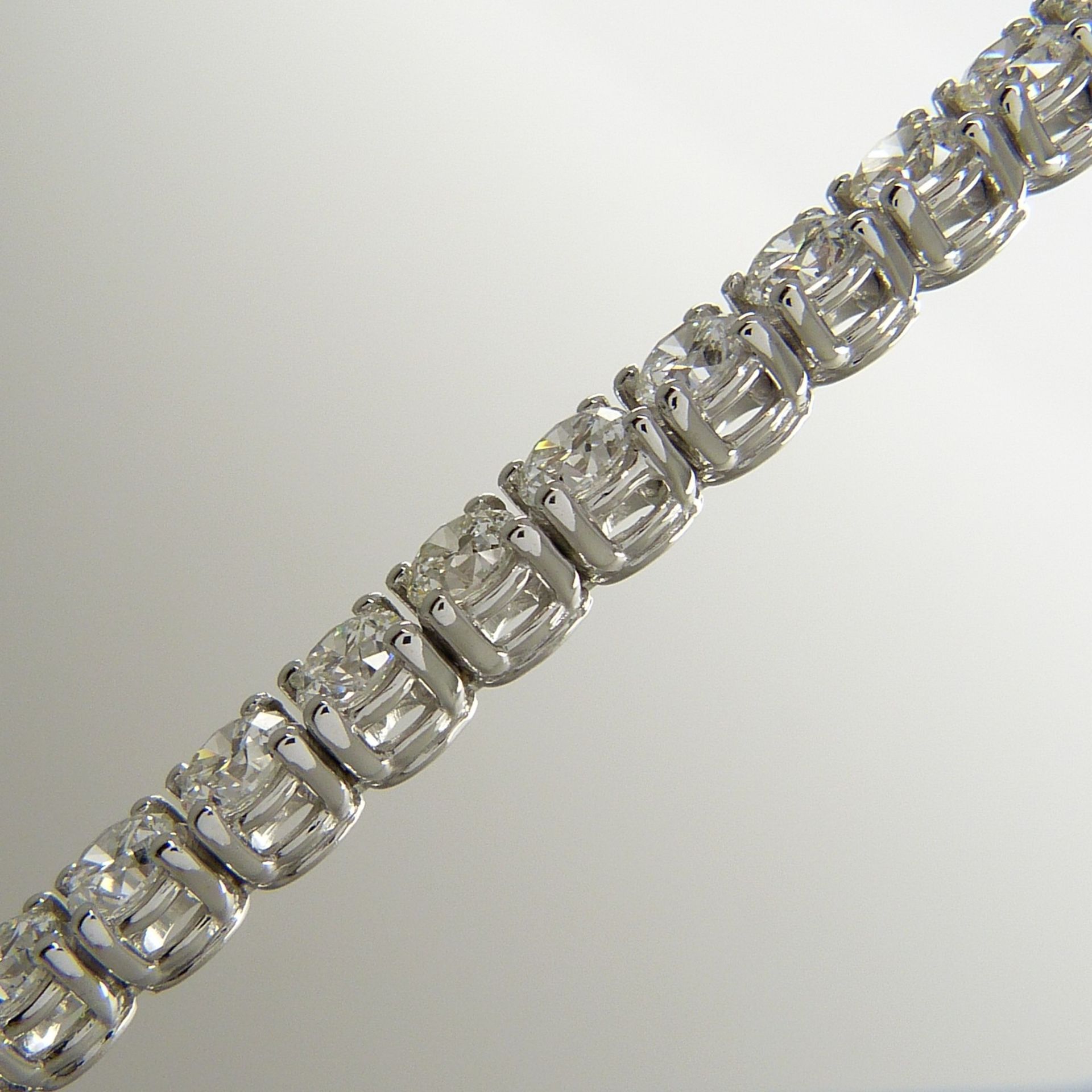 A stunning 7.25 carat diamond line bracelet in 18ct white gold, boxed - Image 5 of 9