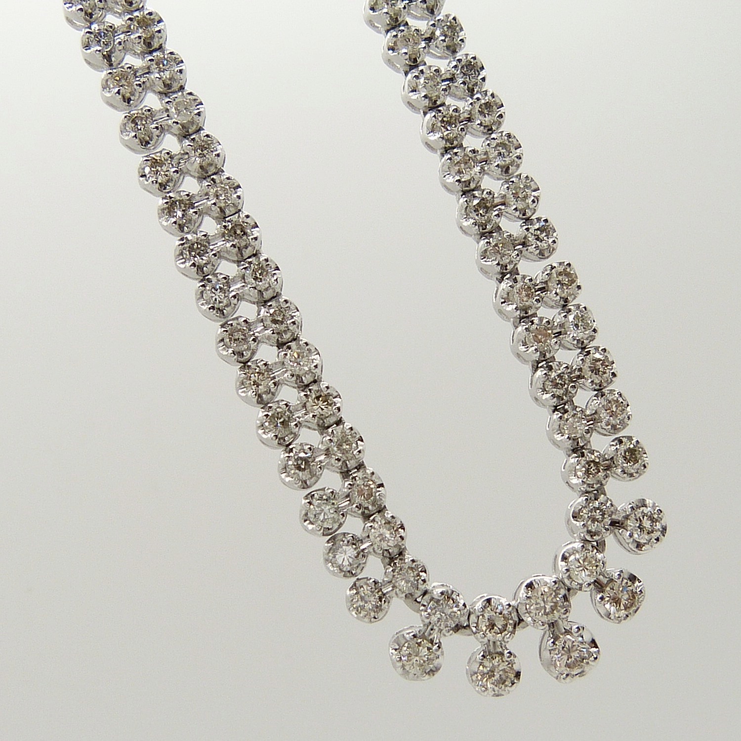 A superb, weighty 5.08 carat diamond Riviere double droplet-style necklace in platinum, boxed - Image 4 of 11