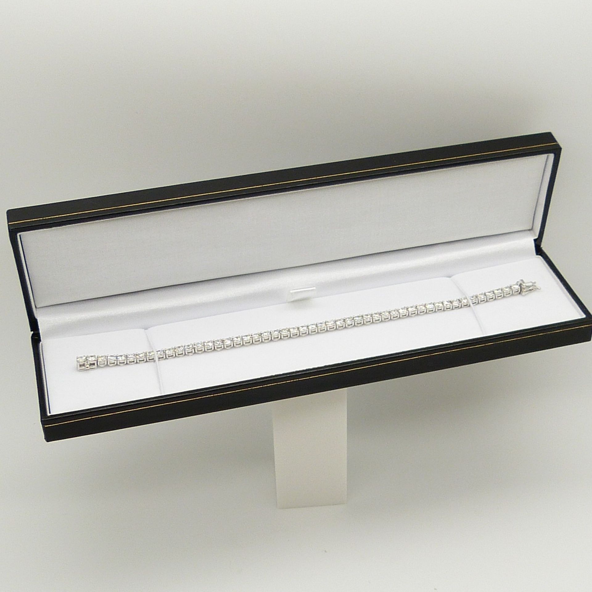A stunning 7.25 carat diamond line bracelet in 18ct white gold, boxed - Image 2 of 9
