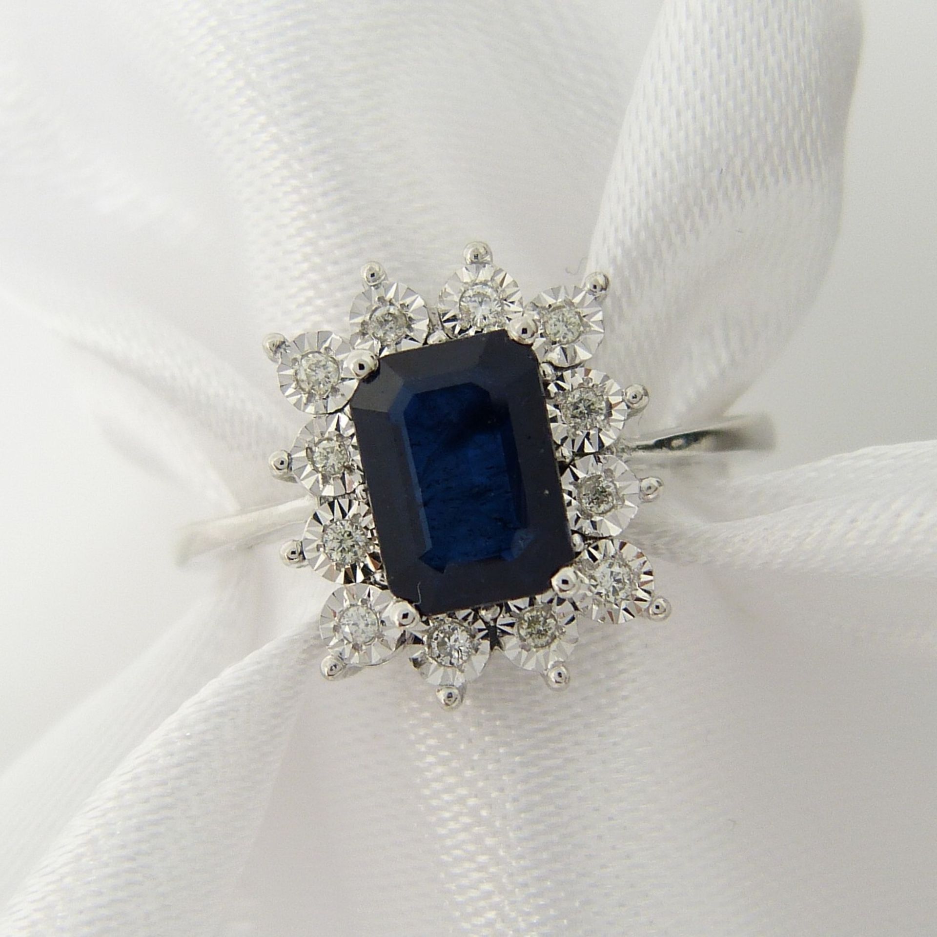 A rectangular treated 0.85 carat sapphire and diamond cluster ring in 9ct white gold - Image 4 of 7