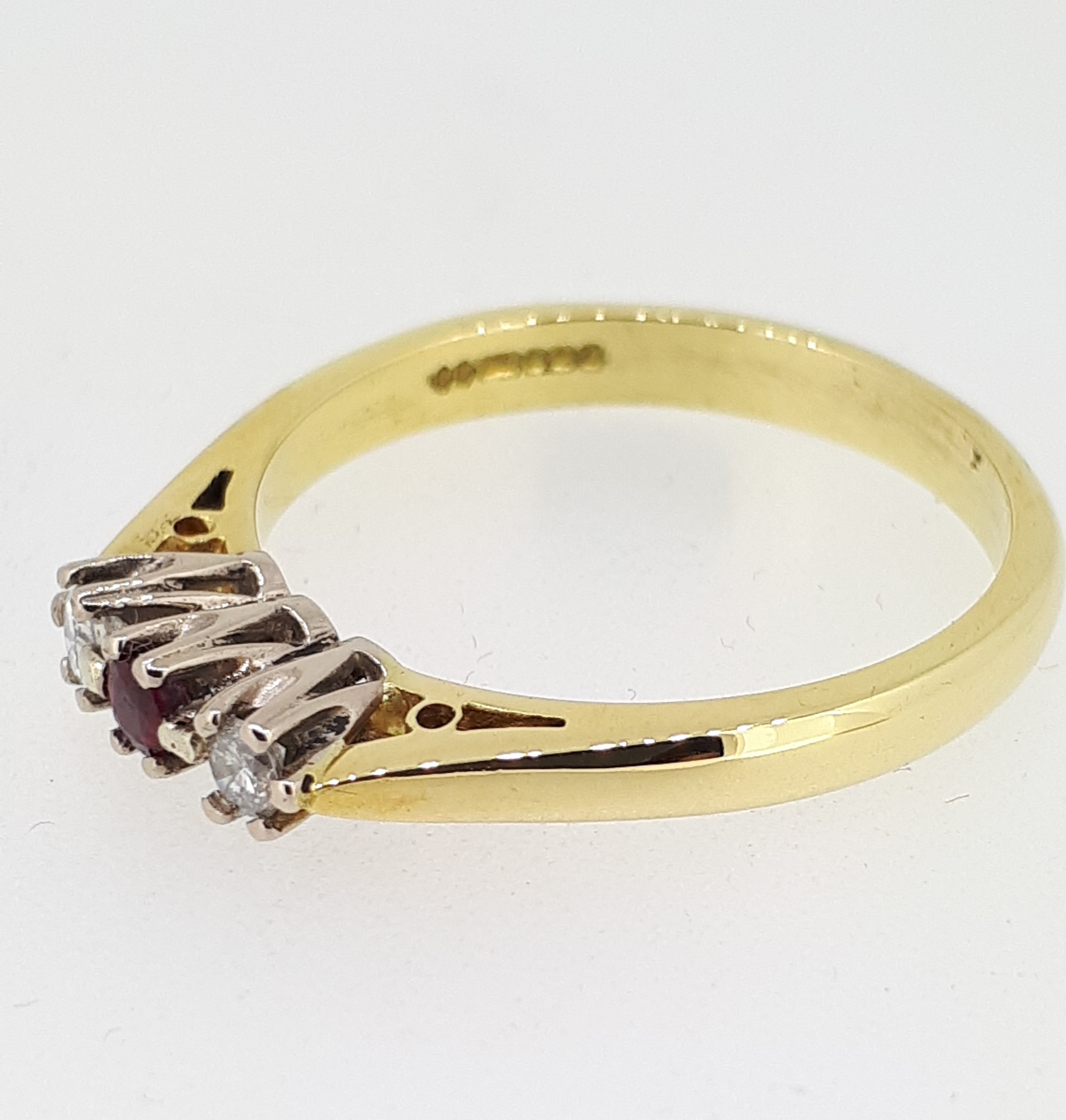18ct (750) Yellow Gold Ruby & Diamond Three Stone Ring - Image 3 of 7