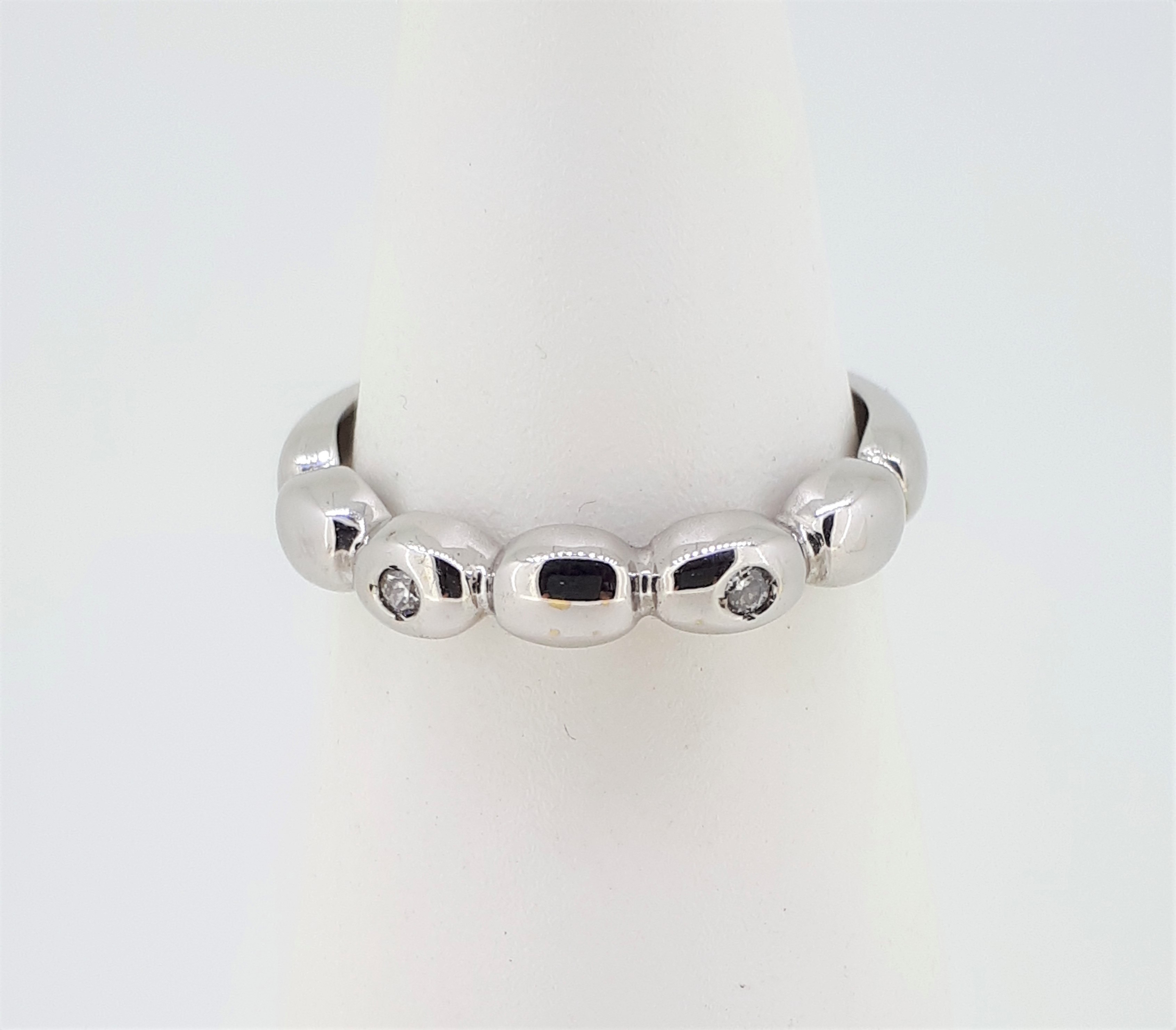 14ct (585) White Gold & Diamond Five Bead Ring - Image 4 of 6