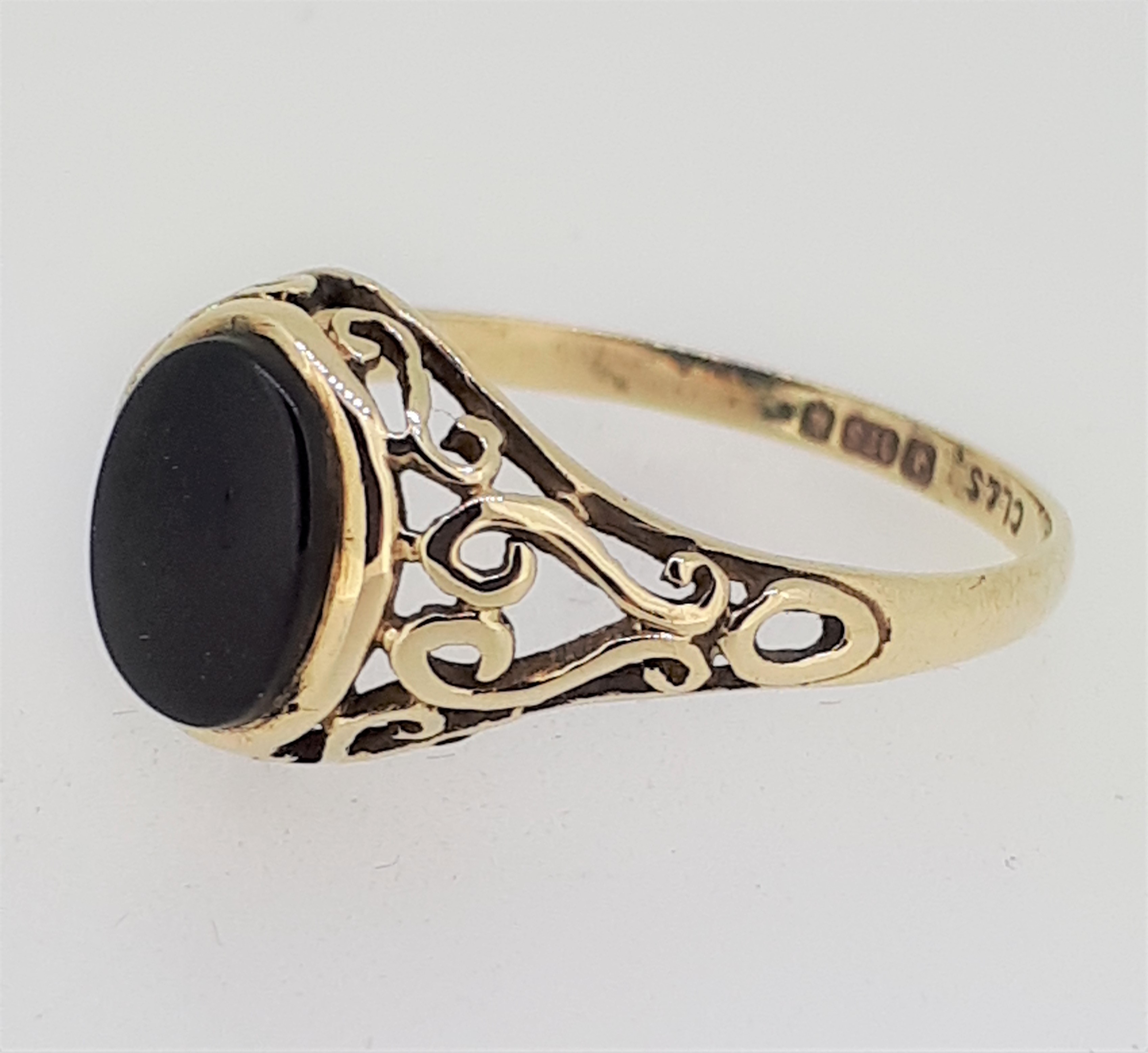 9ct (375) Yellow Gold Oval Onyx Signet Ring - Image 2 of 5