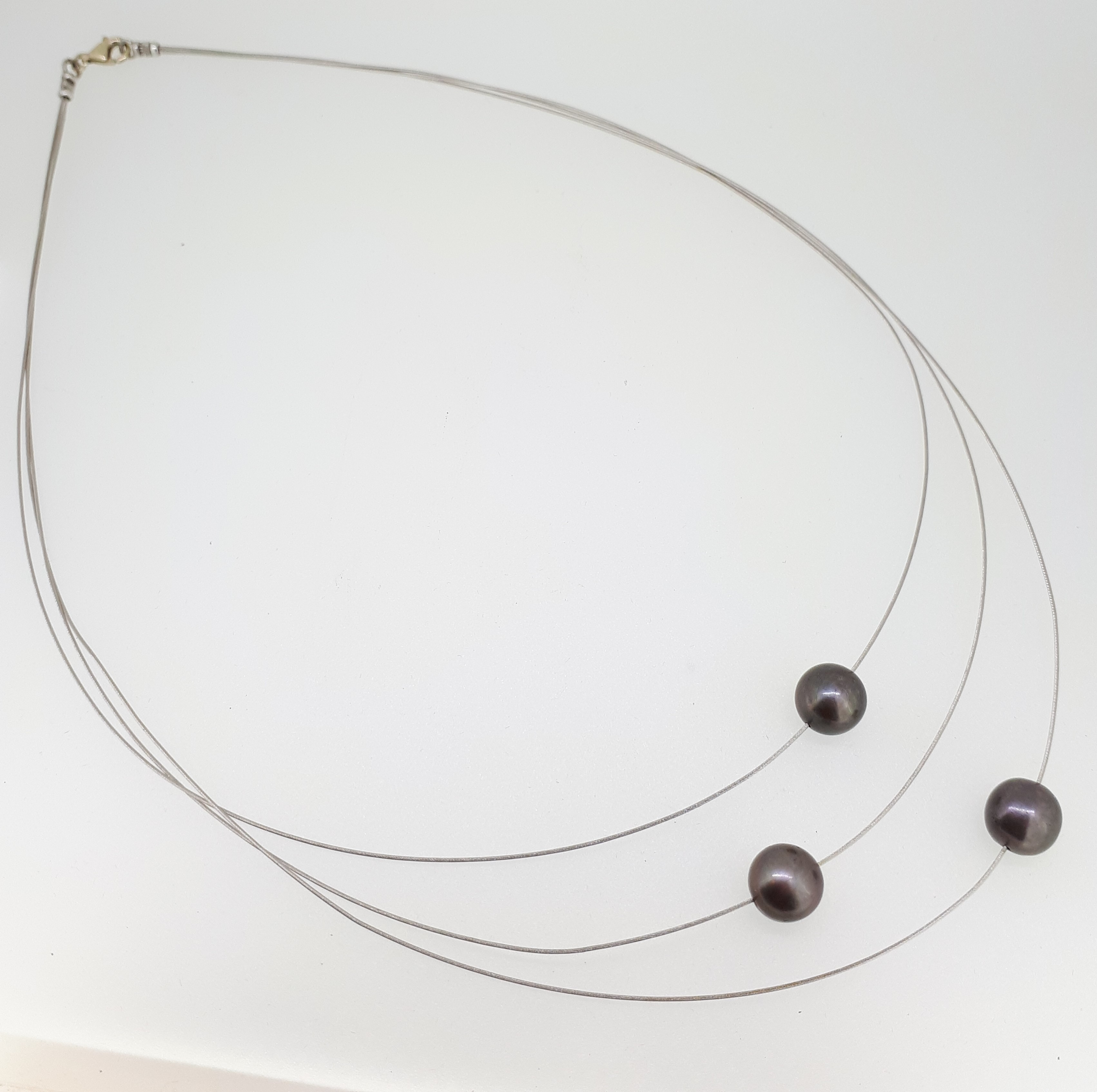 14ct (585) White Gold Triple Cable Black Pearl Necklace - Image 4 of 5