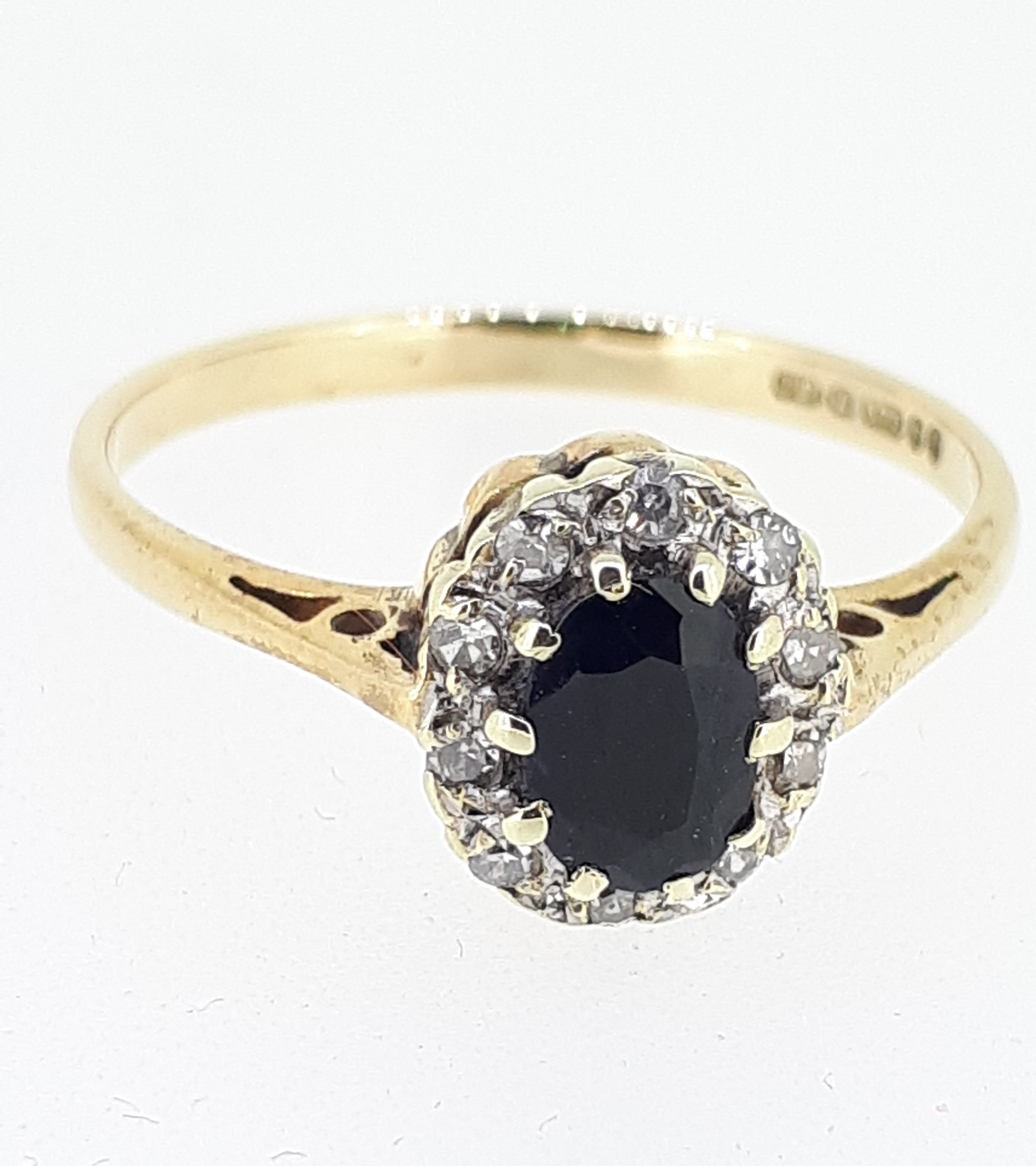 9ct (375) Yellow Gold Oval Sapphire and Diamond Cluster Ring - Image 3 of 8