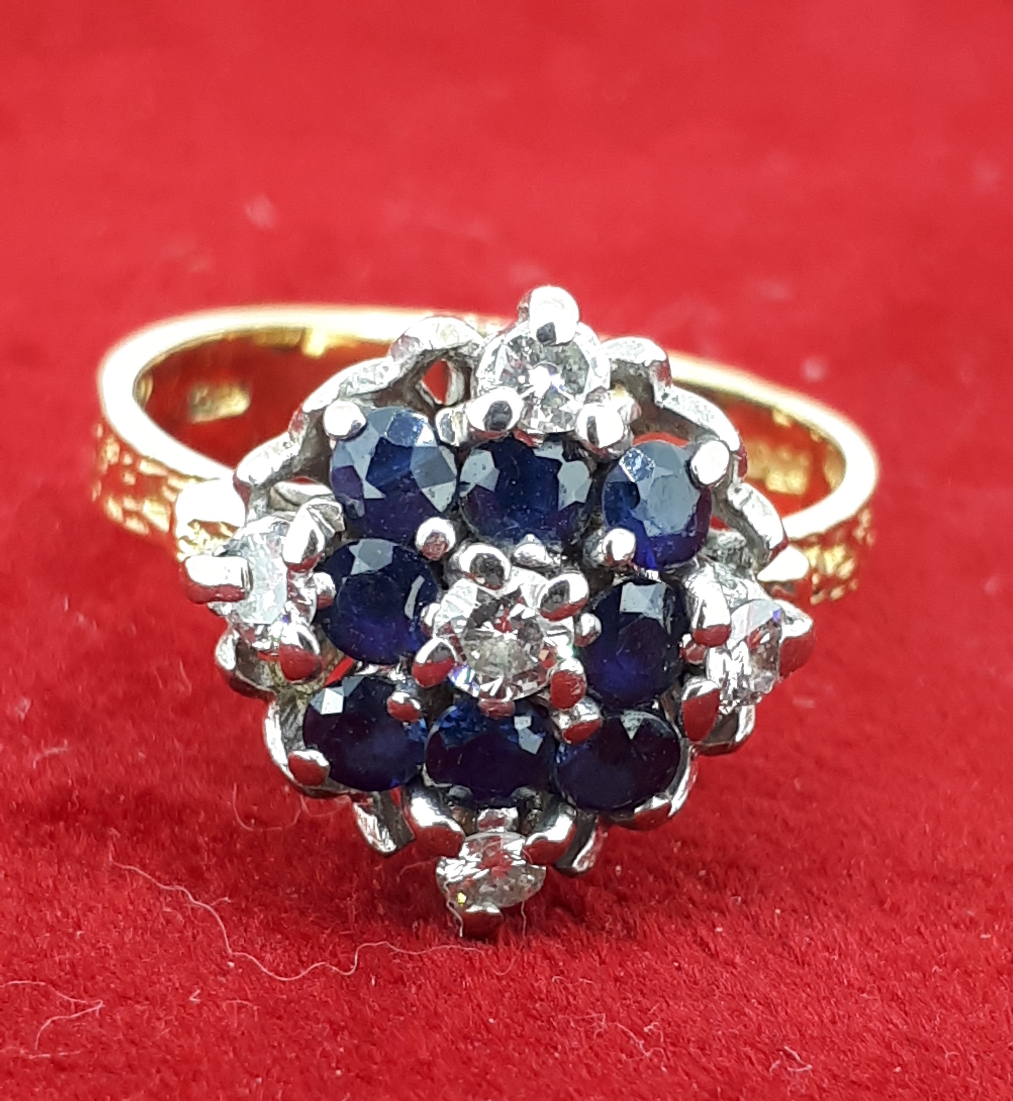 Vintage 18ct (750) Yellow Gold 0.25ct Diamond & Sapphire Cluster Ring - Image 4 of 9