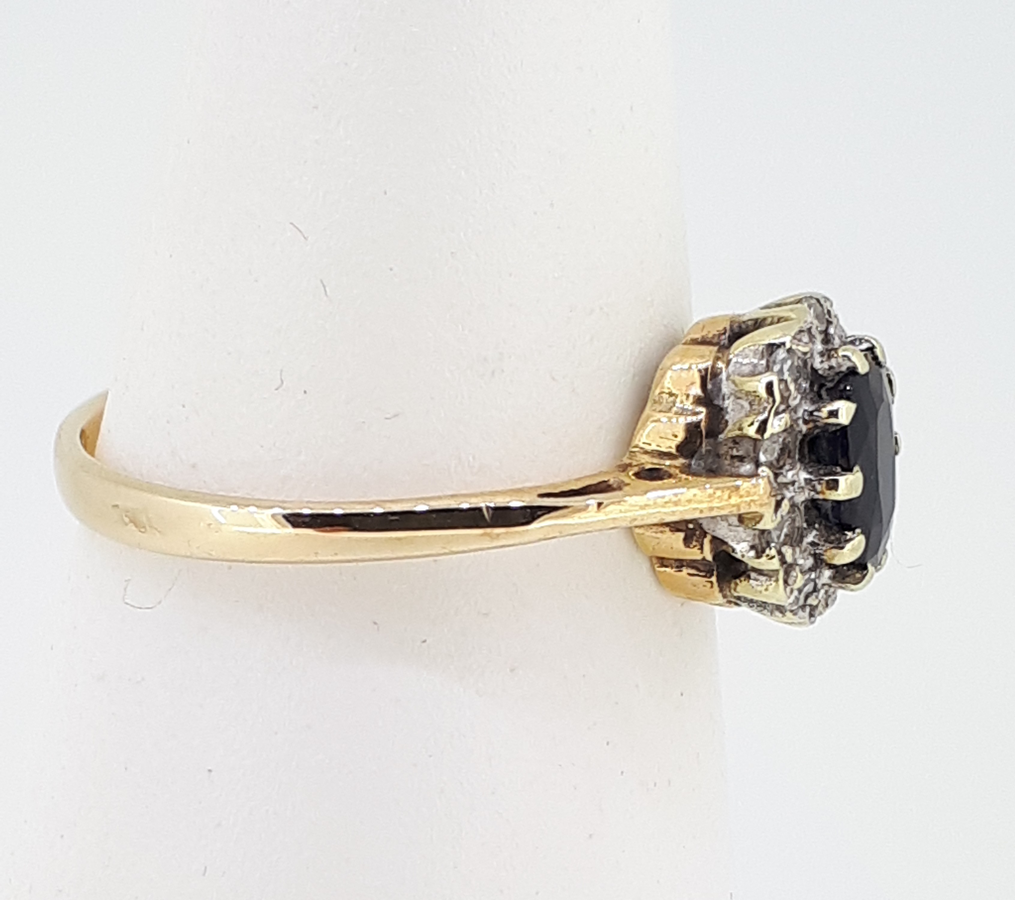 9ct (375) Yellow Gold Oval Sapphire and Diamond Cluster Ring - Image 4 of 8