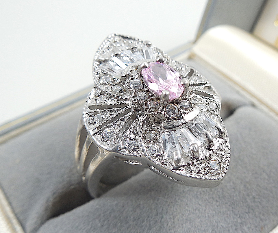 Beautiful Silver ring set with pink stone - Image 3 of 5