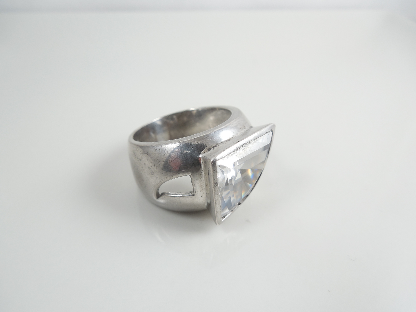 Silver ring with white stone. - Image 4 of 4