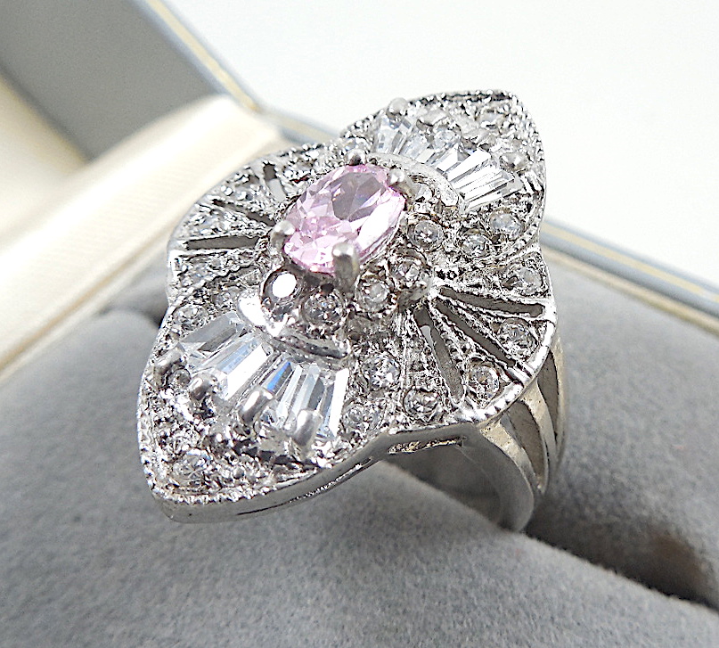 Beautiful Silver ring set with pink stone - Image 4 of 5
