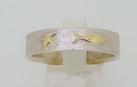 RRP £290 - Silver Scratch Finish Ring with 18ct (750) Yellow Gold Starfish & Fish Design