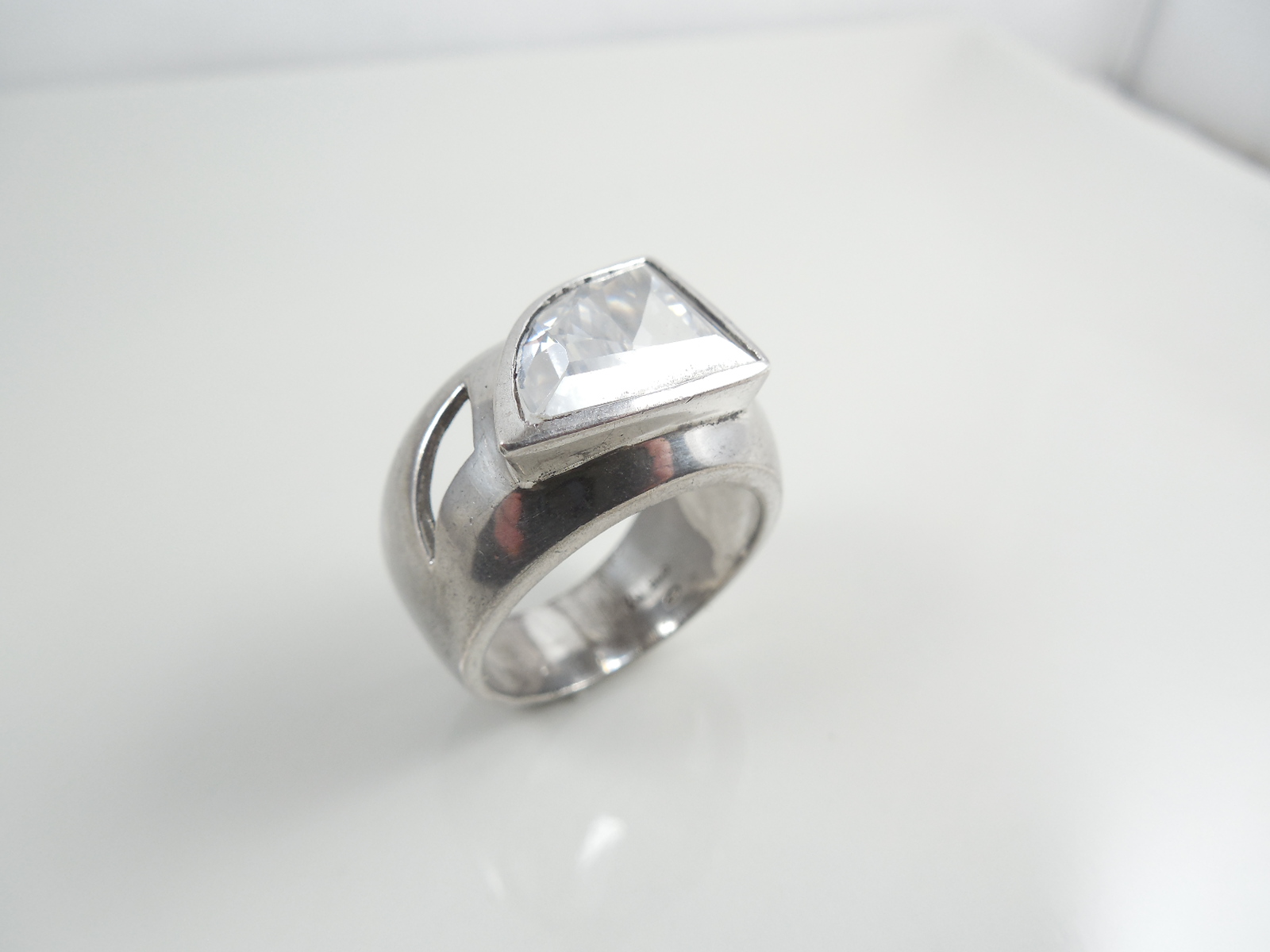 Silver ring with white stone. - Image 2 of 4