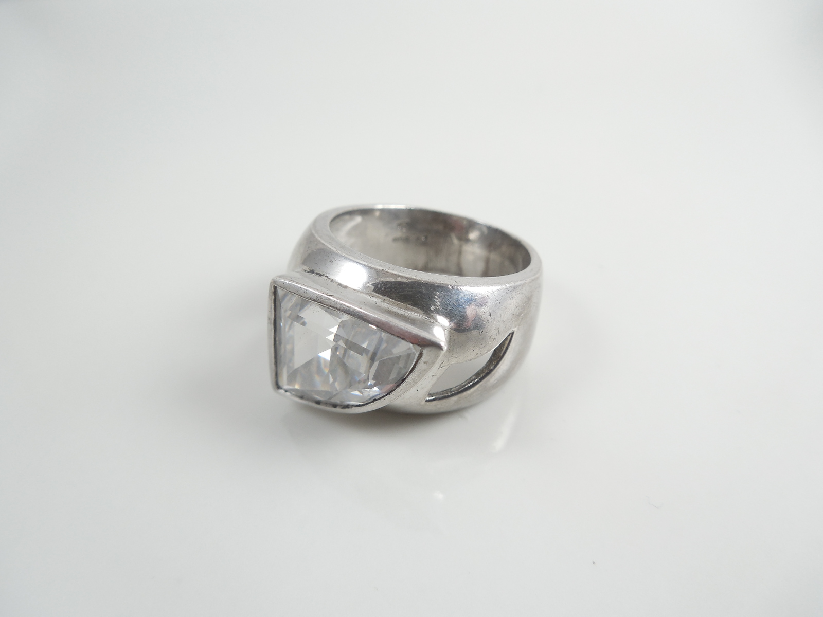 Silver ring with white stone. - Image 3 of 4